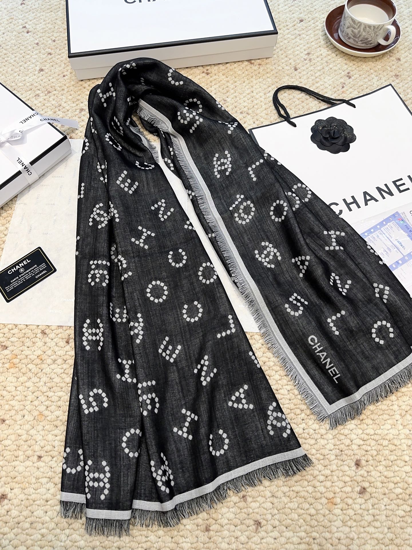 香奈儿上新❤️【Chanel】 珍珠logo经典茶花优雅Coco风，Chanel最新丝绒大方巾~气质到骨