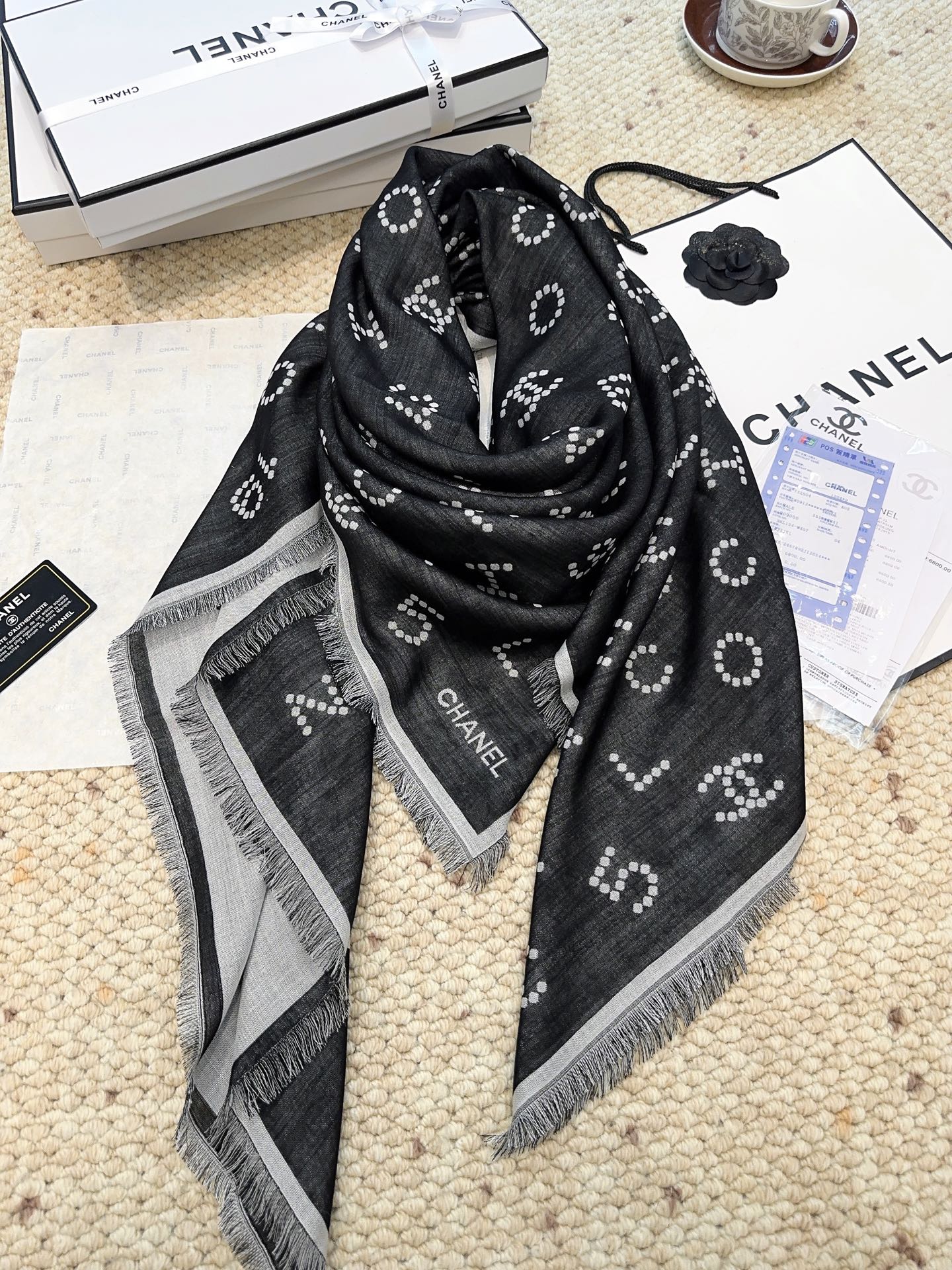 香奈儿上新❤️【Chanel】 珍珠logo经典茶花优雅Coco风，Chanel最新丝绒大方巾~气质到骨