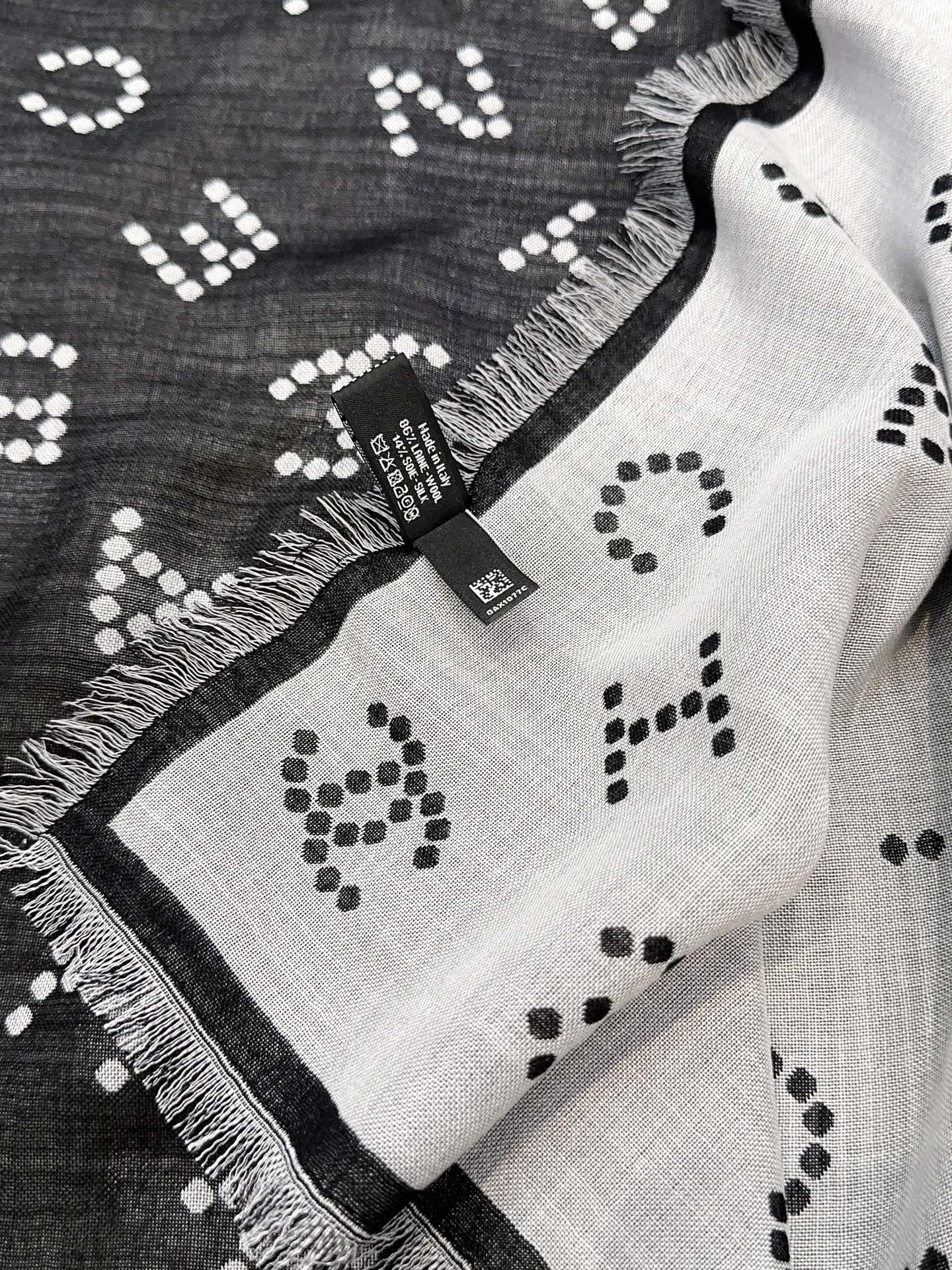 香奈儿上新❤️【Chanel】 珍珠logo经典茶花优雅Coco风，Chanel最新丝绒大方巾~气质到骨