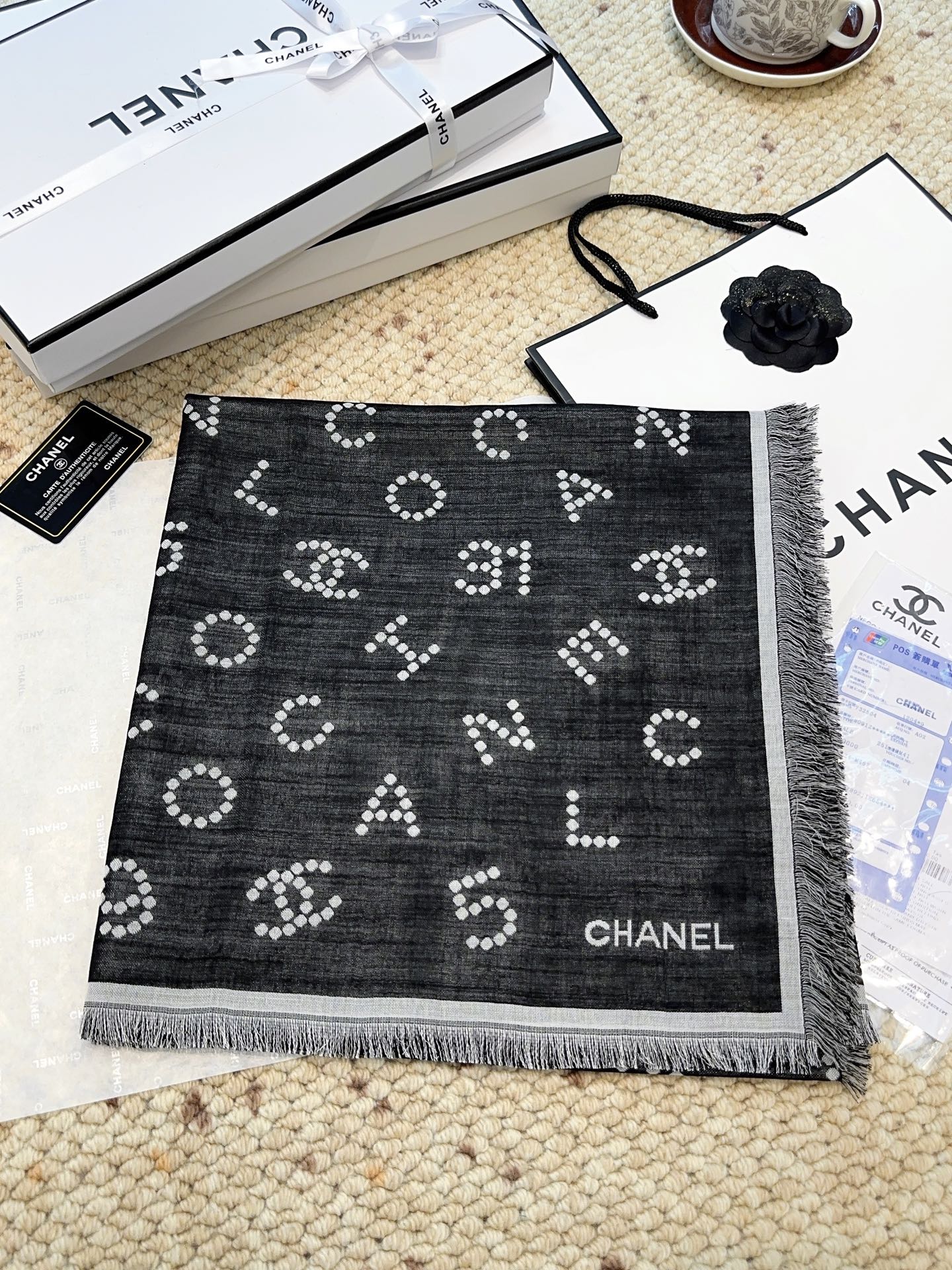 香奈儿上新❤️【Chanel】 珍珠logo经典茶花优雅Coco风，Chanel最新丝绒大方巾~气质到骨