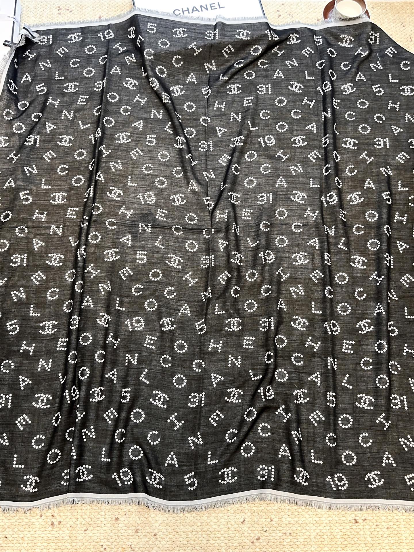 香奈儿上新❤️【Chanel】 珍珠logo经典茶花优雅Coco风，Chanel最新丝绒大方巾~气质到骨