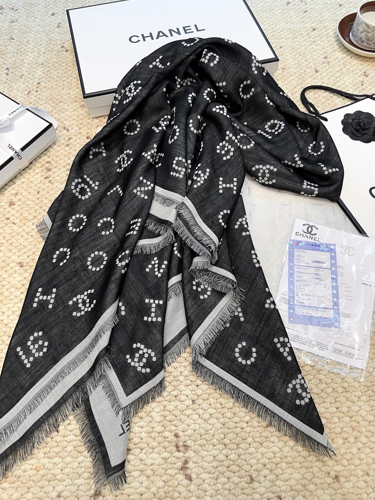 香奈儿上新❤️【Chanel】 珍珠logo经典茶花优雅Coco风，Chanel最新丝绒大方巾~气质到骨