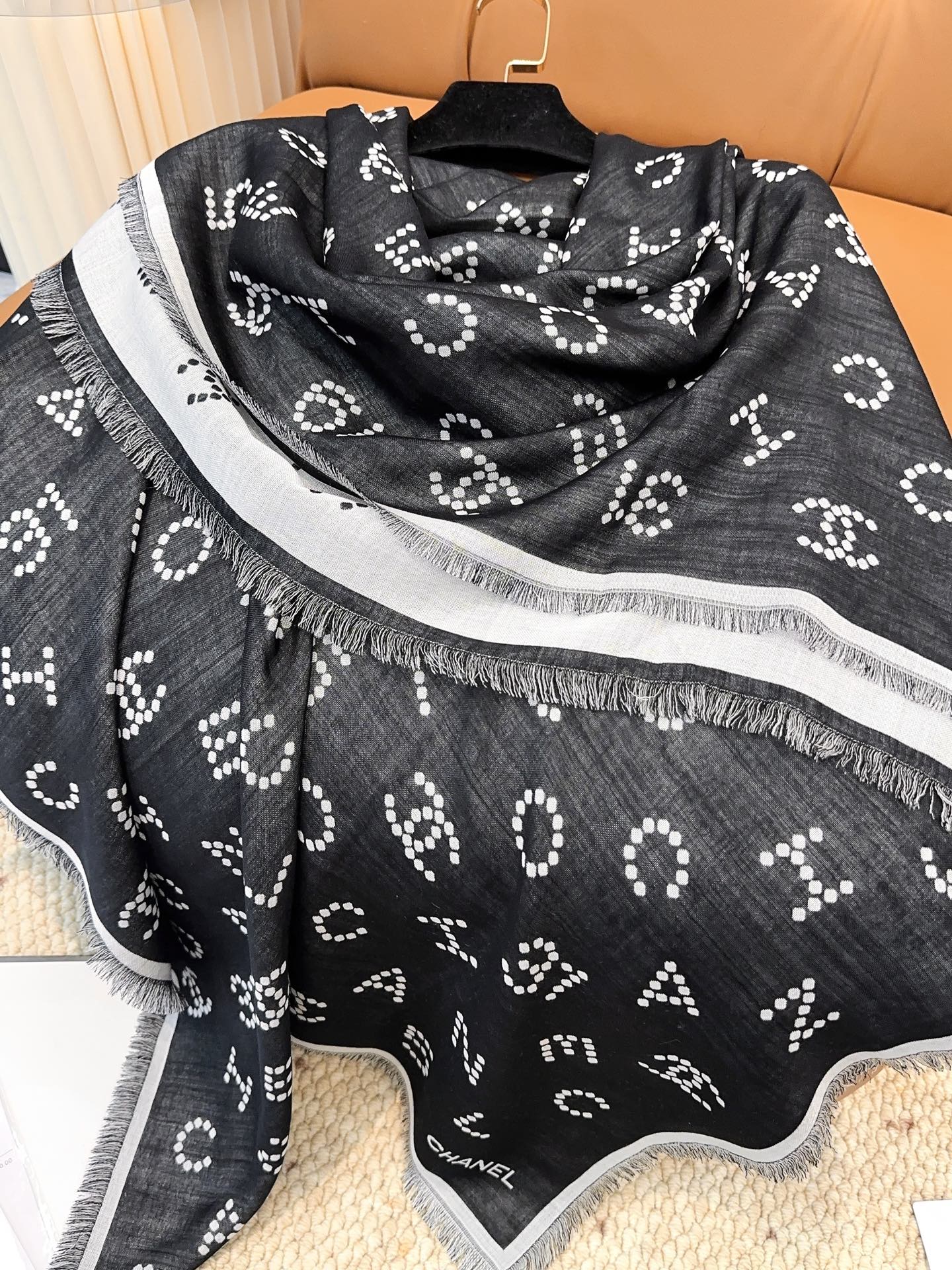 香奈儿上新❤️【Chanel】 珍珠logo经典茶花优雅Coco风，Chanel最新丝绒大方巾~气质到骨