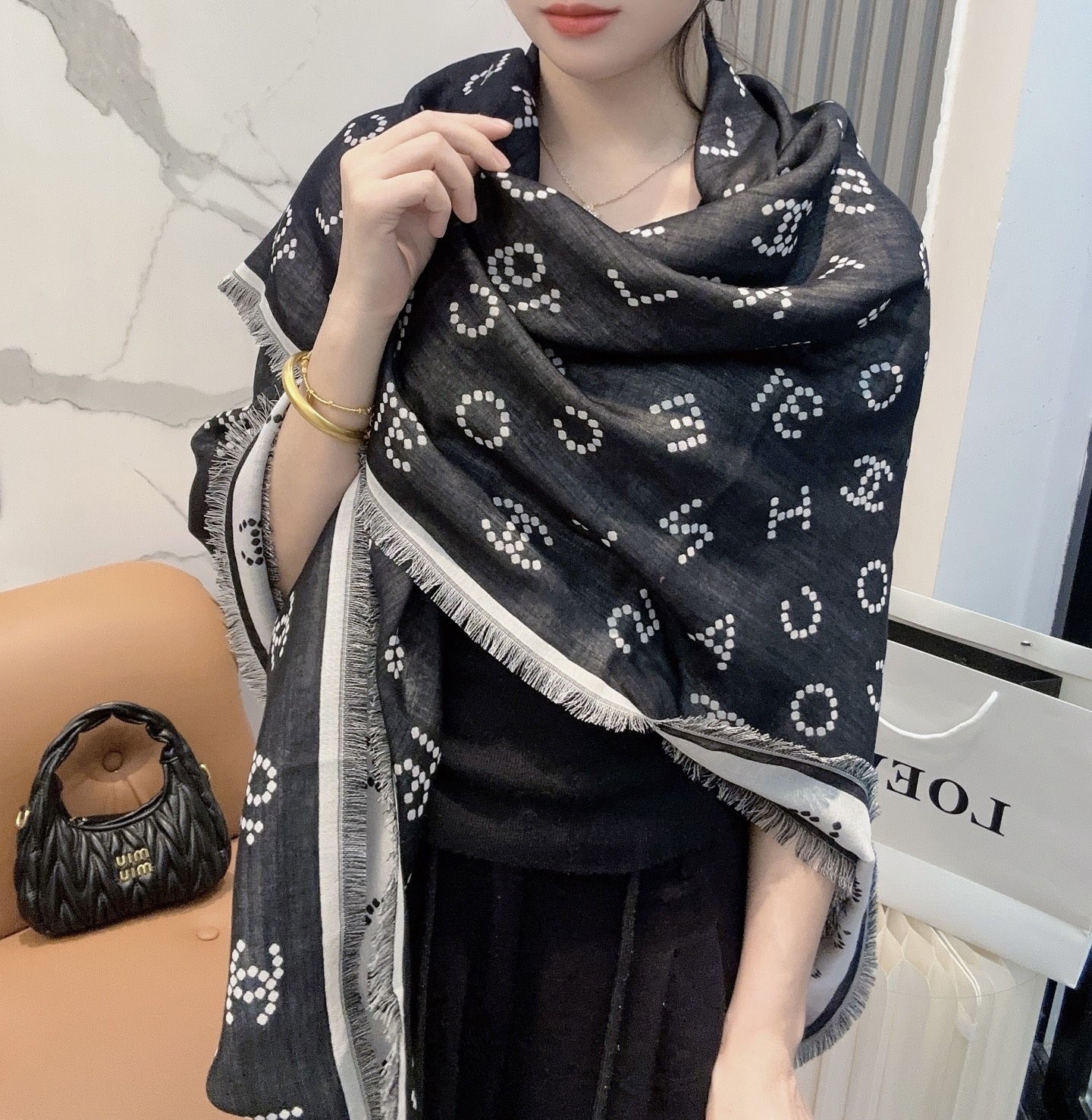 香奈儿上新❤️【Chanel】 珍珠logo经典茶花优雅Coco风，Chanel最新丝绒大方巾~气质到骨
