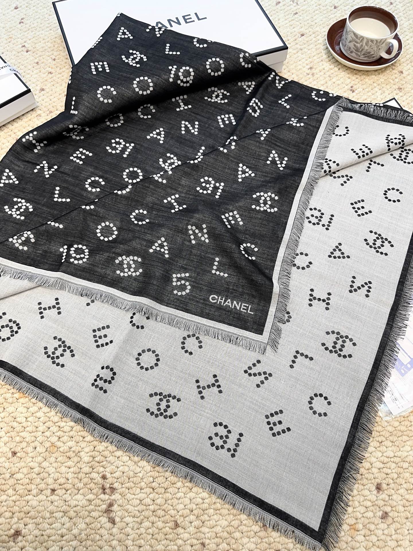 香奈儿上新❤️【Chanel】 珍珠logo经典茶花优雅Coco风，Chanel最新丝绒大方巾~气质到骨