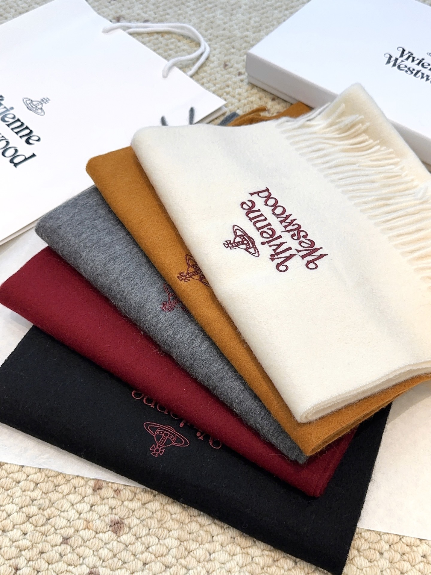 𝐕𝐢𝐯𝐢𝐞𝐧𝐧𝐞 𝐖𝐞𝐬𝐭𝐰𝐨𝐨𝐝🪐✨【薇薇安 · 西太后】极品山羊绒小围巾，送人自留都太高大上了😍重磅