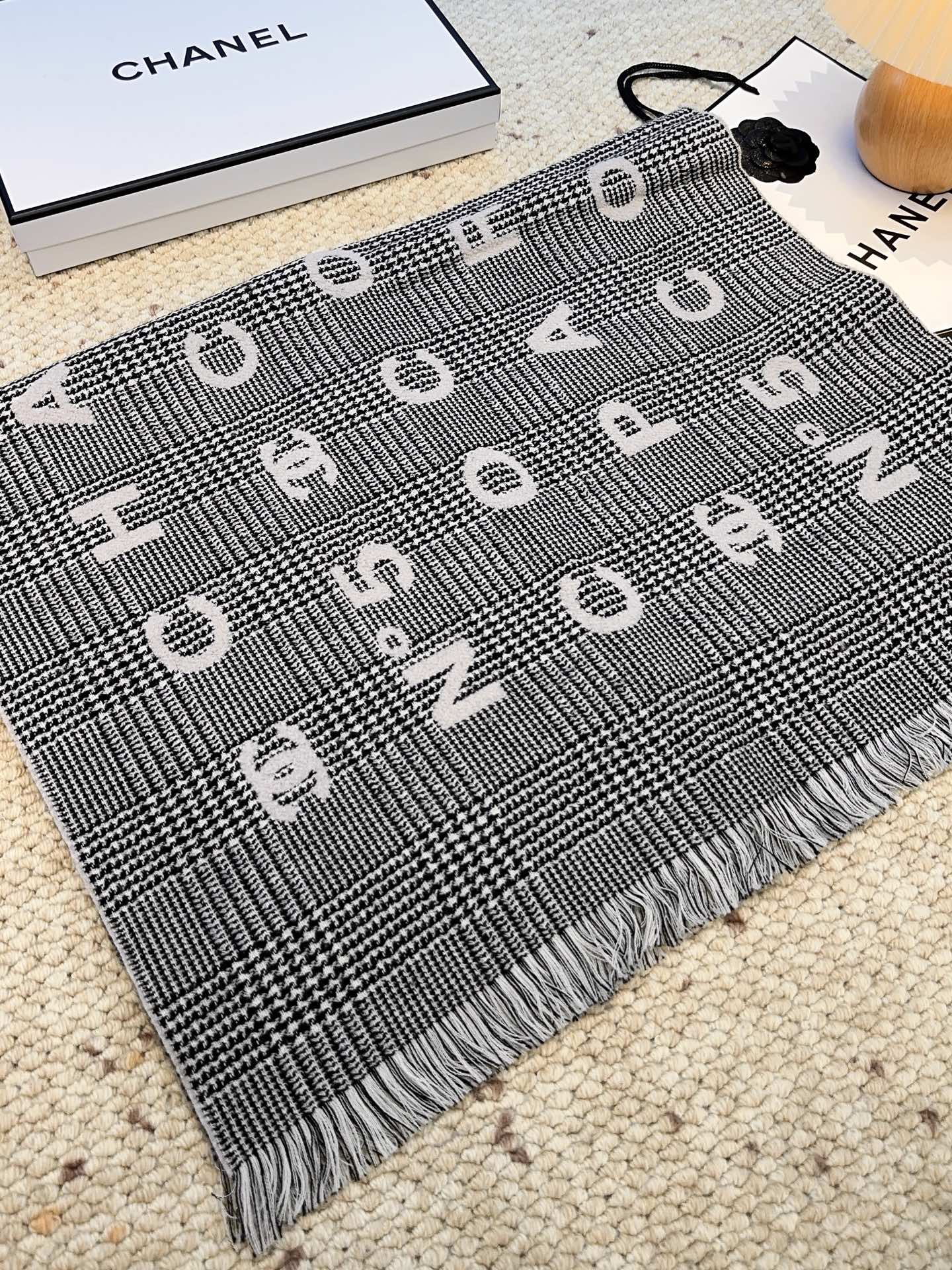 香奶奶25新款，Chanel(香奈儿)24cocoChanel系列，张予曦同款围巾，被誉为24年香奶奶最