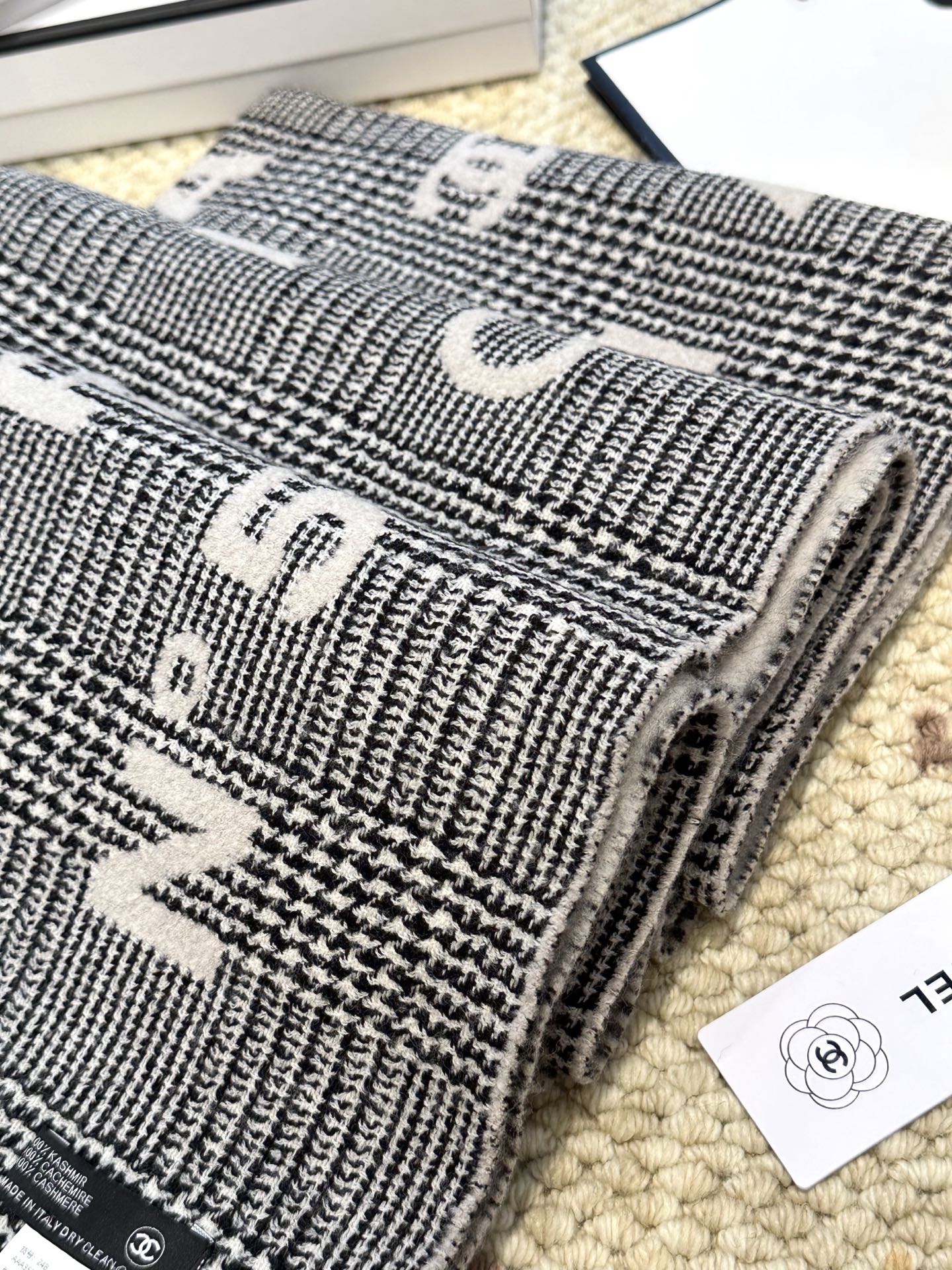 香奶奶25新款，Chanel(香奈儿)24cocoChanel系列，张予曦同款围巾，被誉为24年香奶奶最