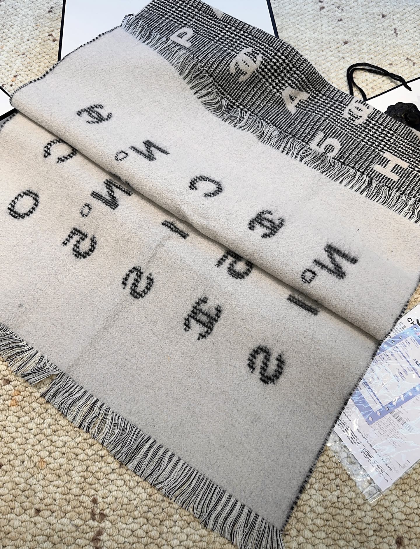 香奶奶25新款，Chanel(香奈儿)24cocoChanel系列，张予曦同款围巾，被誉为24年香奶奶最