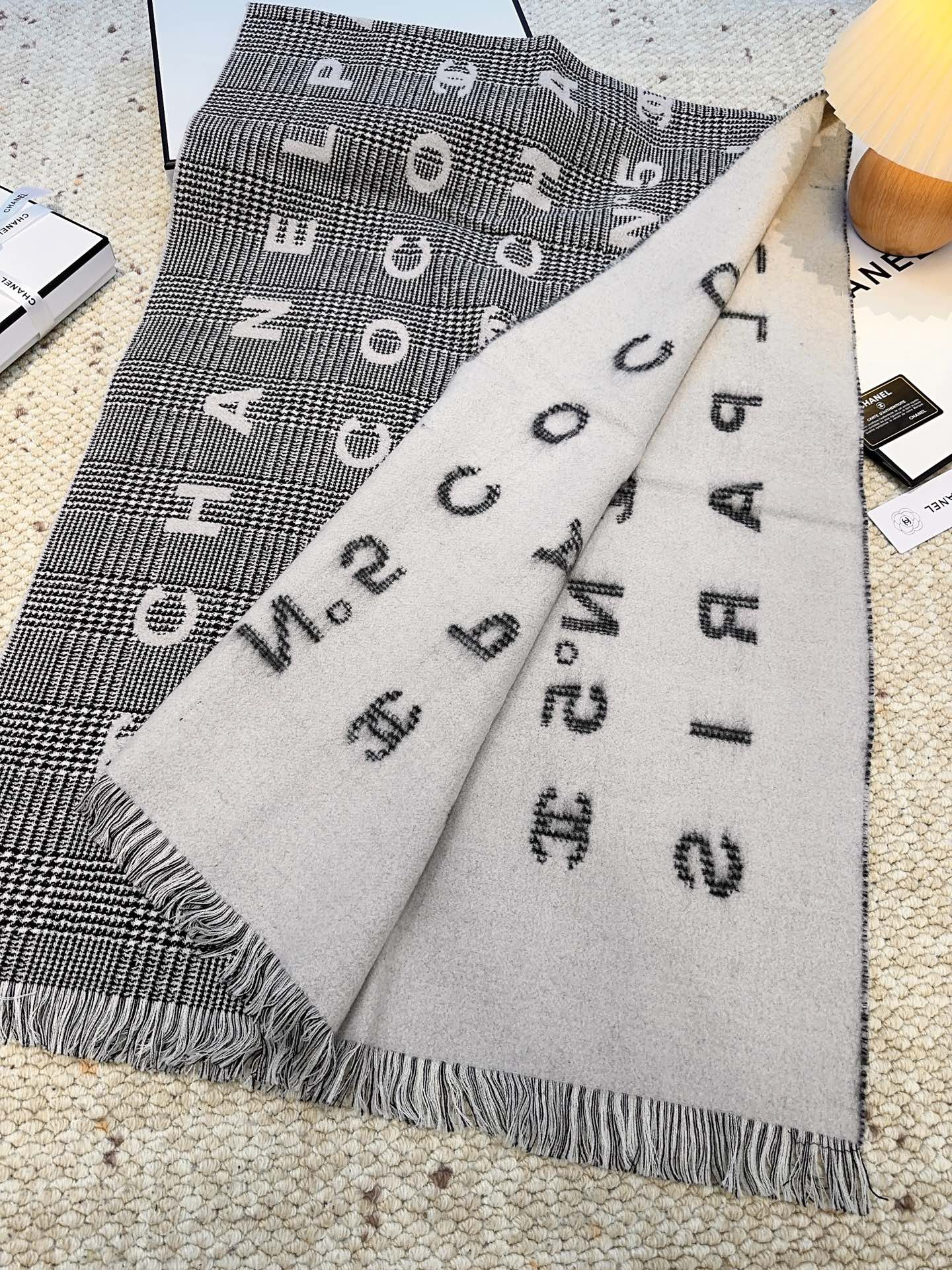香奶奶25新款，Chanel(香奈儿)24cocoChanel系列，张予曦同款围巾，被誉为24年香奶奶最