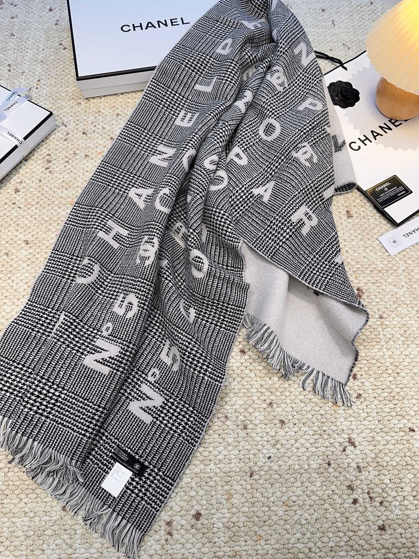 香奶奶25新款，Chanel(香奈儿)24cocoChanel系列，张予曦同款围巾，被誉为24年香奶奶最