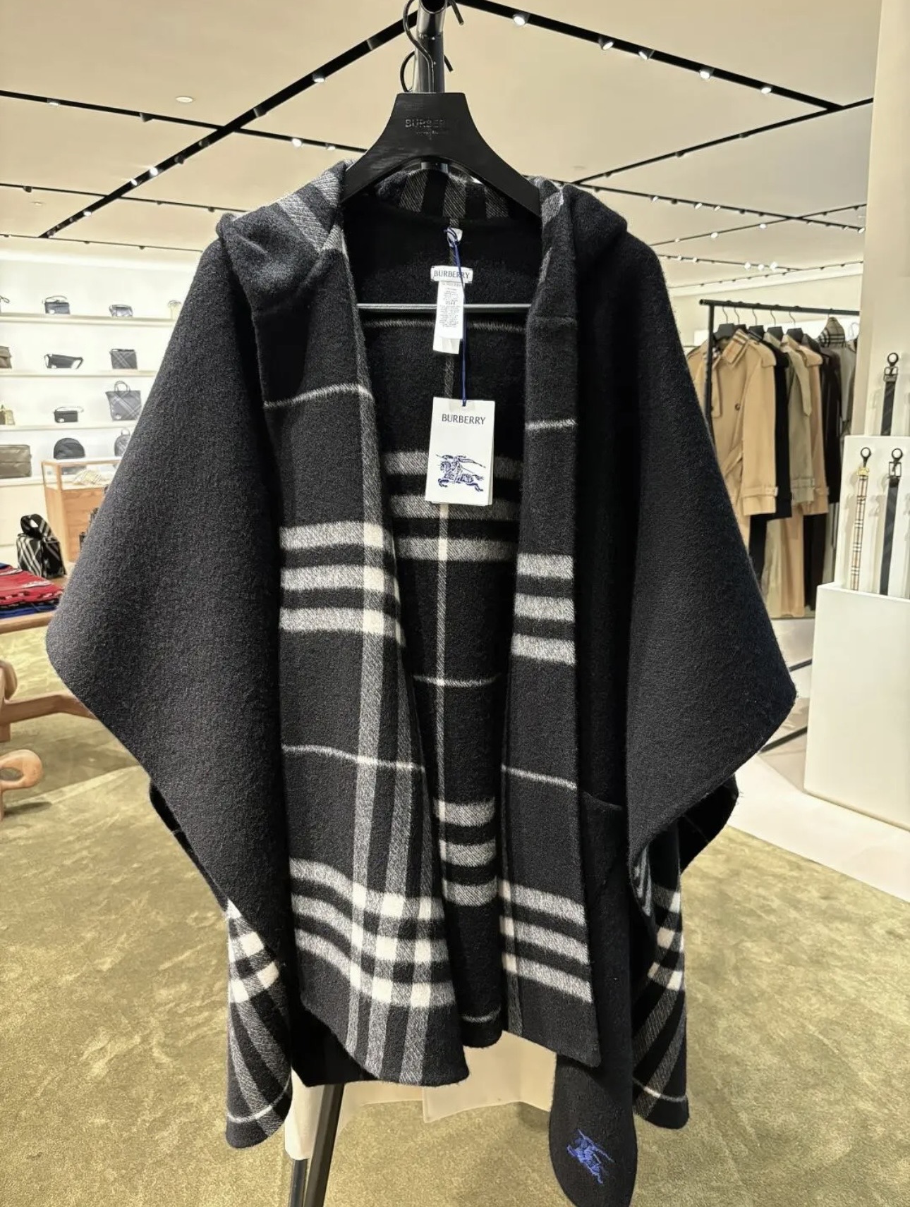 Burberry 手工边 张婧仪同款斗篷 Burberry 25年冬季连帽格纹斗篷 有两个大口袋兜兜