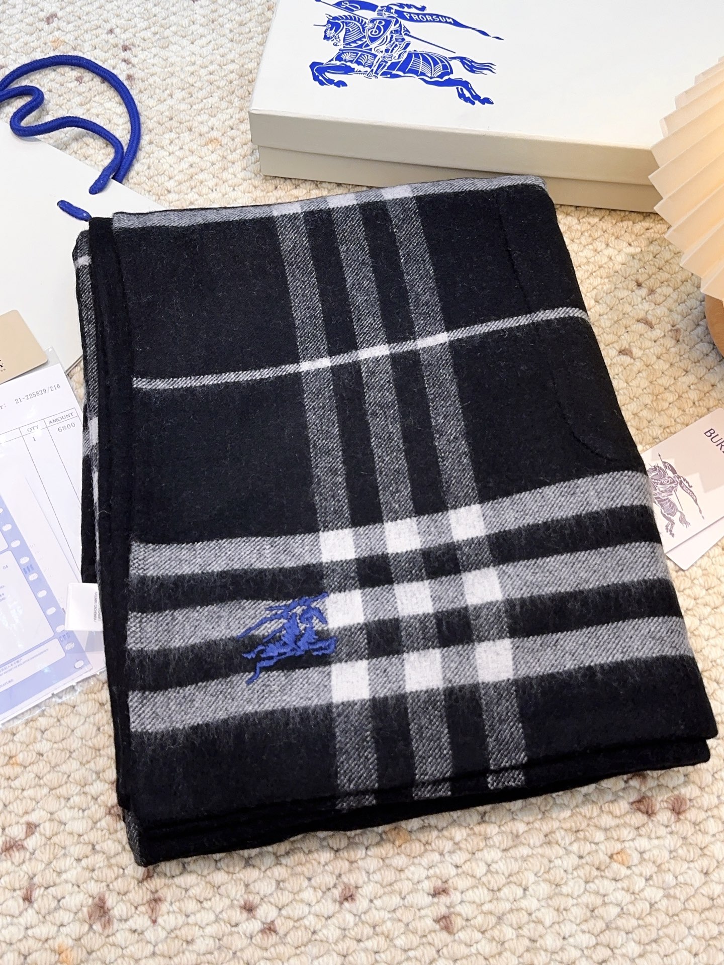 Burberry 手工边 张婧仪同款斗篷 Burberry 25年冬季连帽格纹斗篷 有两个大口袋兜兜
