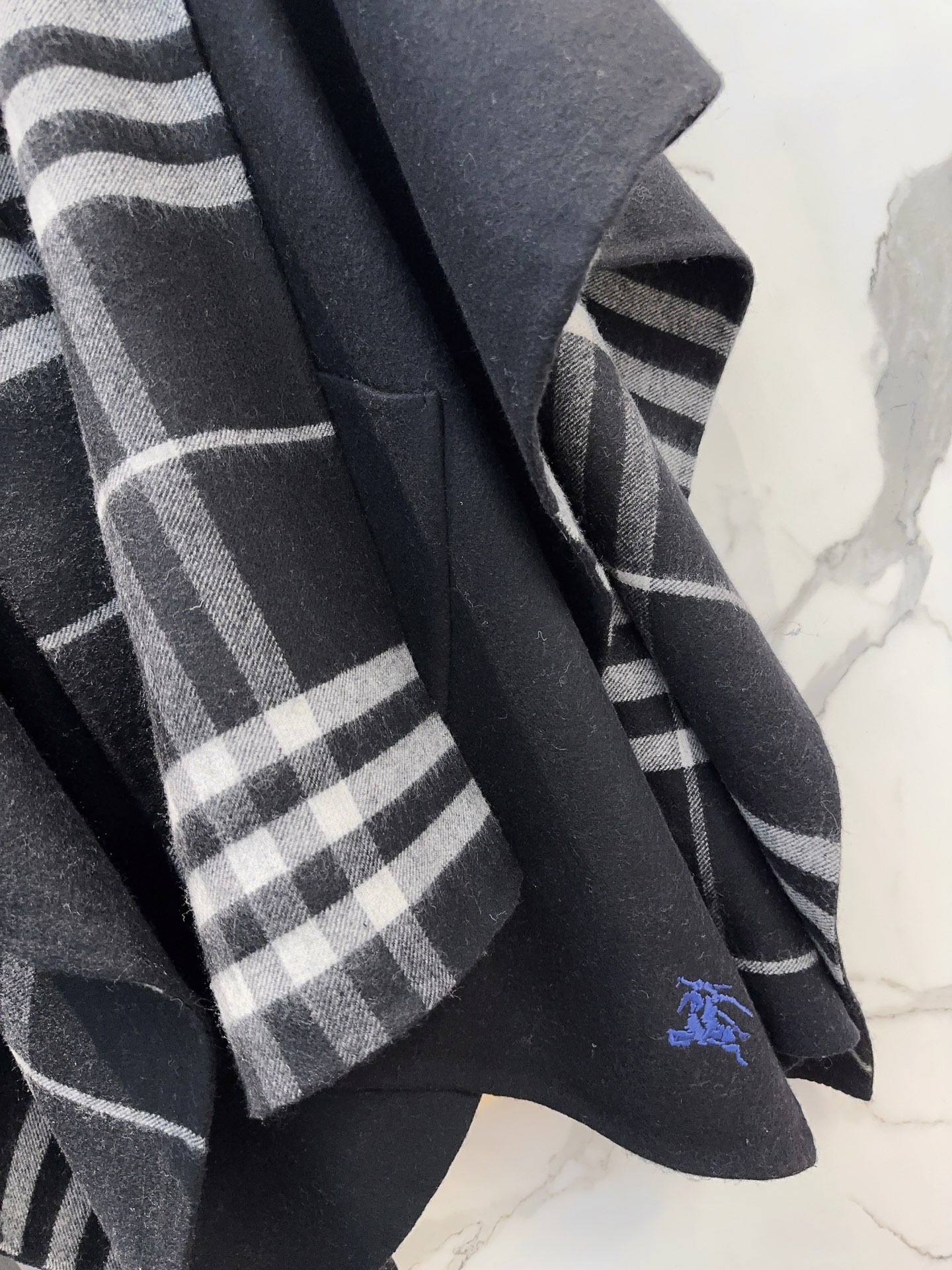 Burberry 手工边 张婧仪同款斗篷 Burberry 25年冬季连帽格纹斗篷 有两个大口袋兜兜