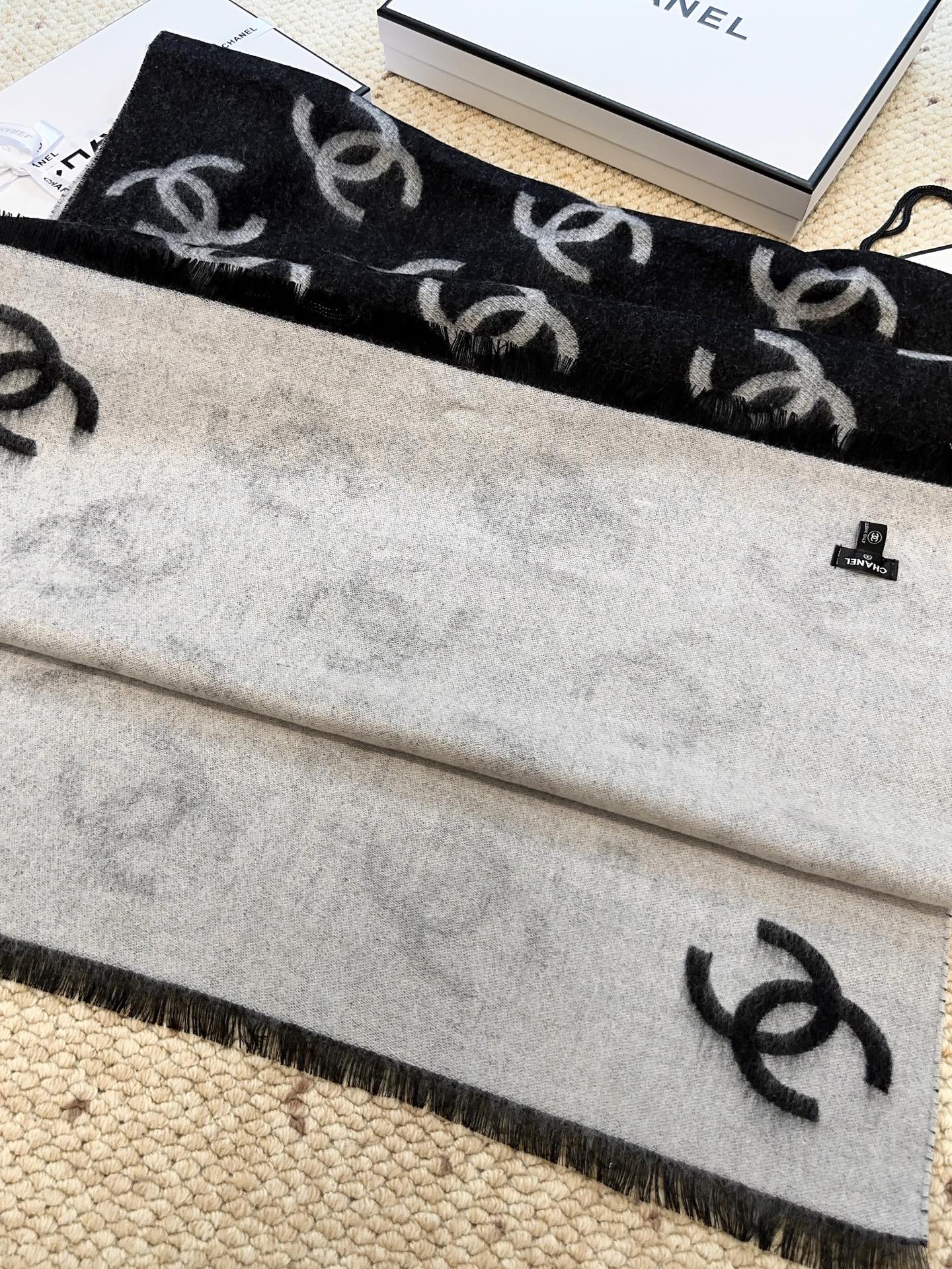 CHANEL（香奈儿）香奶奶25B新款双面羊绒围巾披肩，双面设计，一面奶茶色一面黑色，提花满印经典双C 