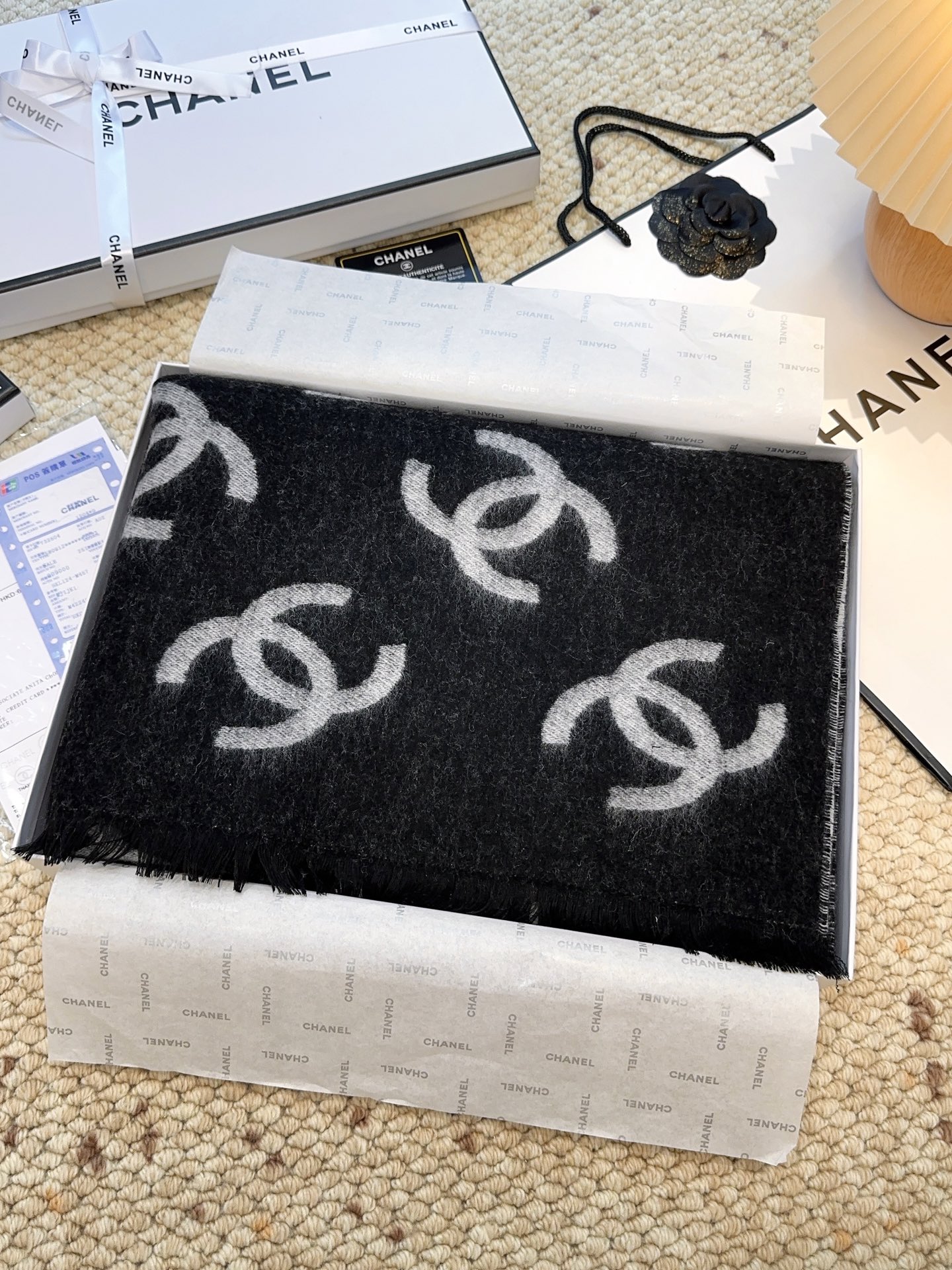 CHANEL（香奈儿）香奶奶25B新款双面羊绒围巾披肩，双面设计，一面奶茶色一面黑色，提花满印经典双C 