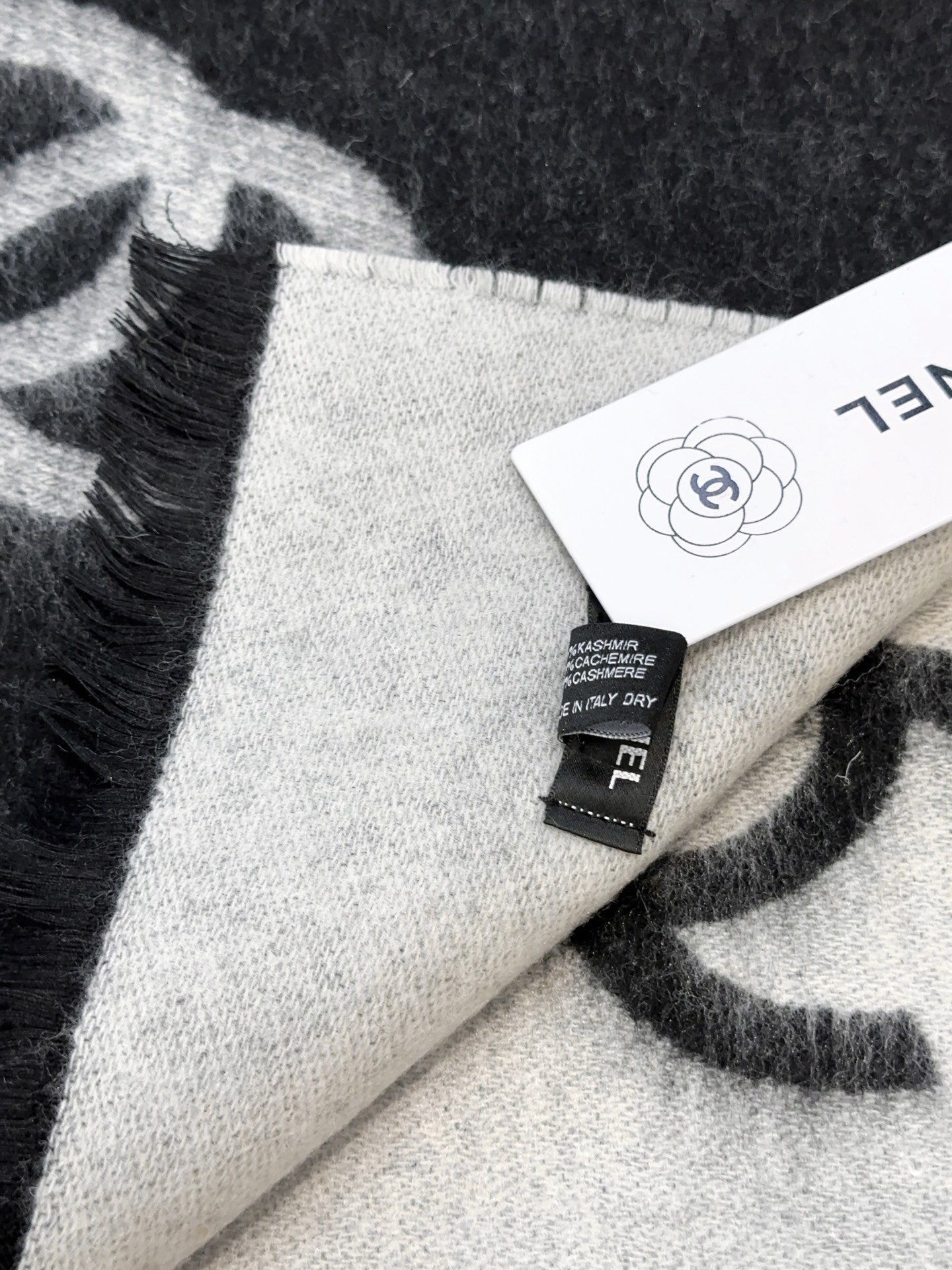 CHANEL（香奈儿）香奶奶25B新款双面羊绒围巾披肩，双面设计，一面奶茶色一面黑色，提花满印经典双C 