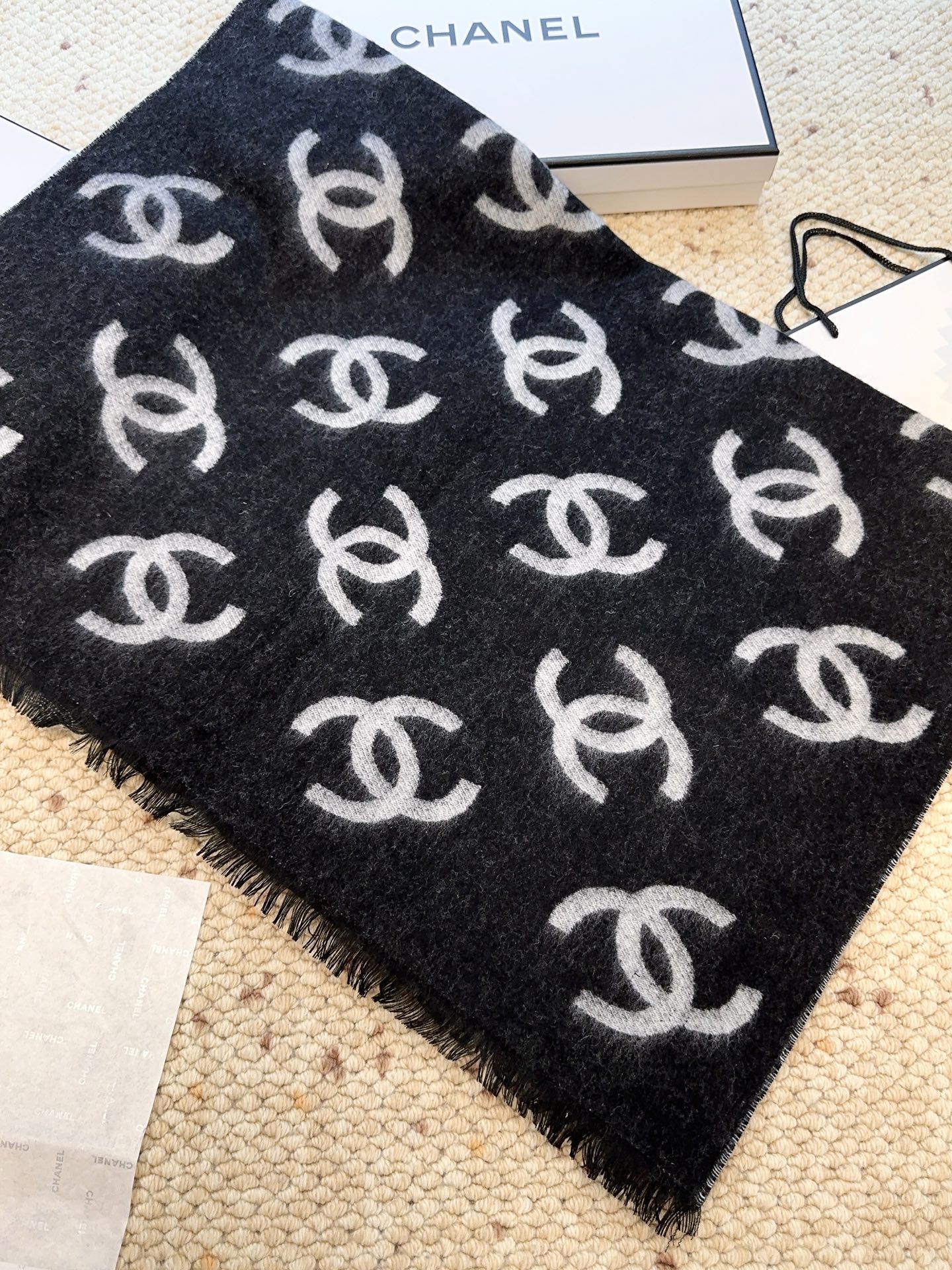 CHANEL（香奈儿）香奶奶25B新款双面羊绒围巾披肩，双面设计，一面奶茶色一面黑色，提花满印经典双C 