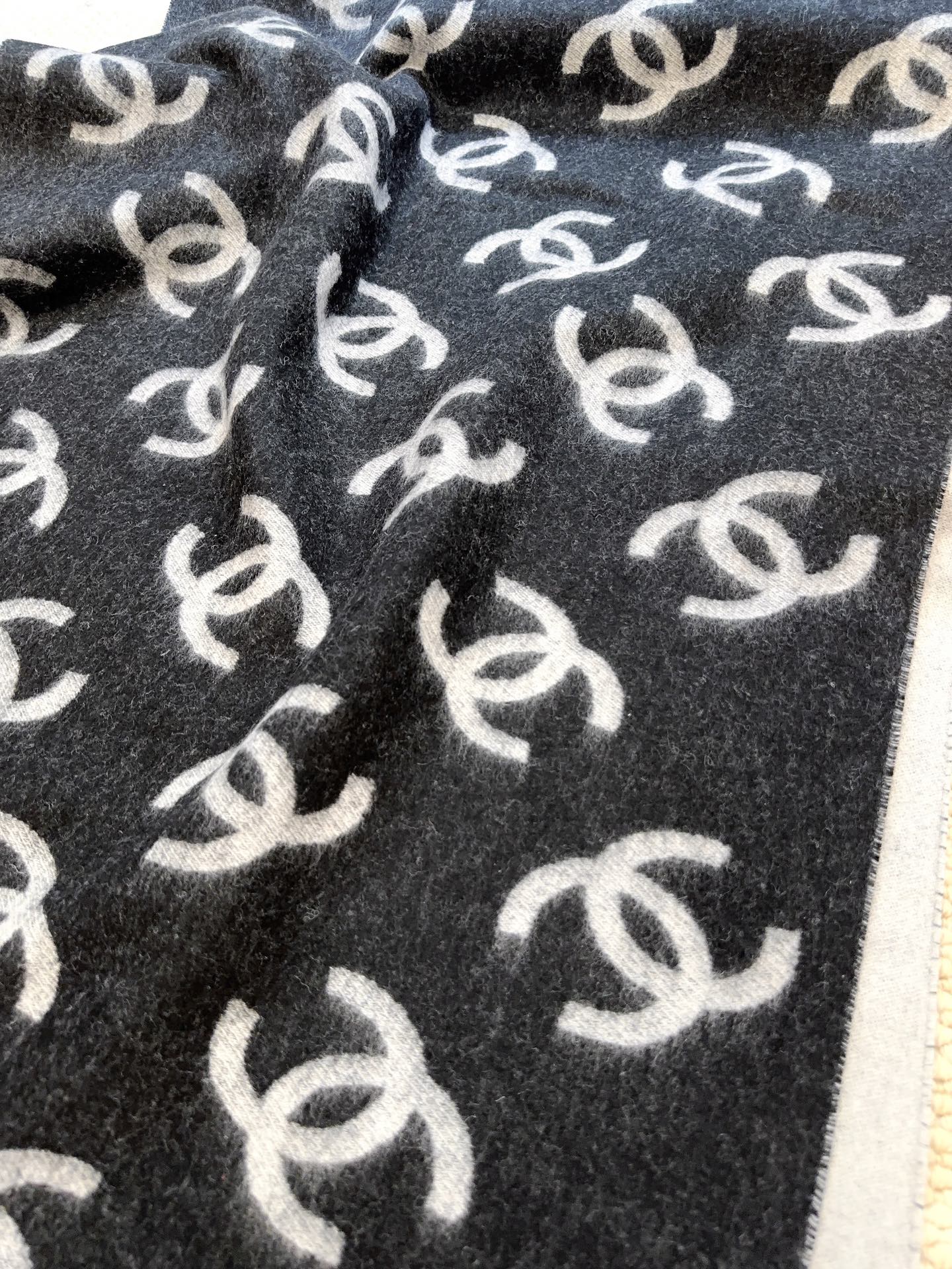 CHANEL（香奈儿）香奶奶25B新款双面羊绒围巾披肩，双面设计，一面奶茶色一面黑色，提花满印经典双C 