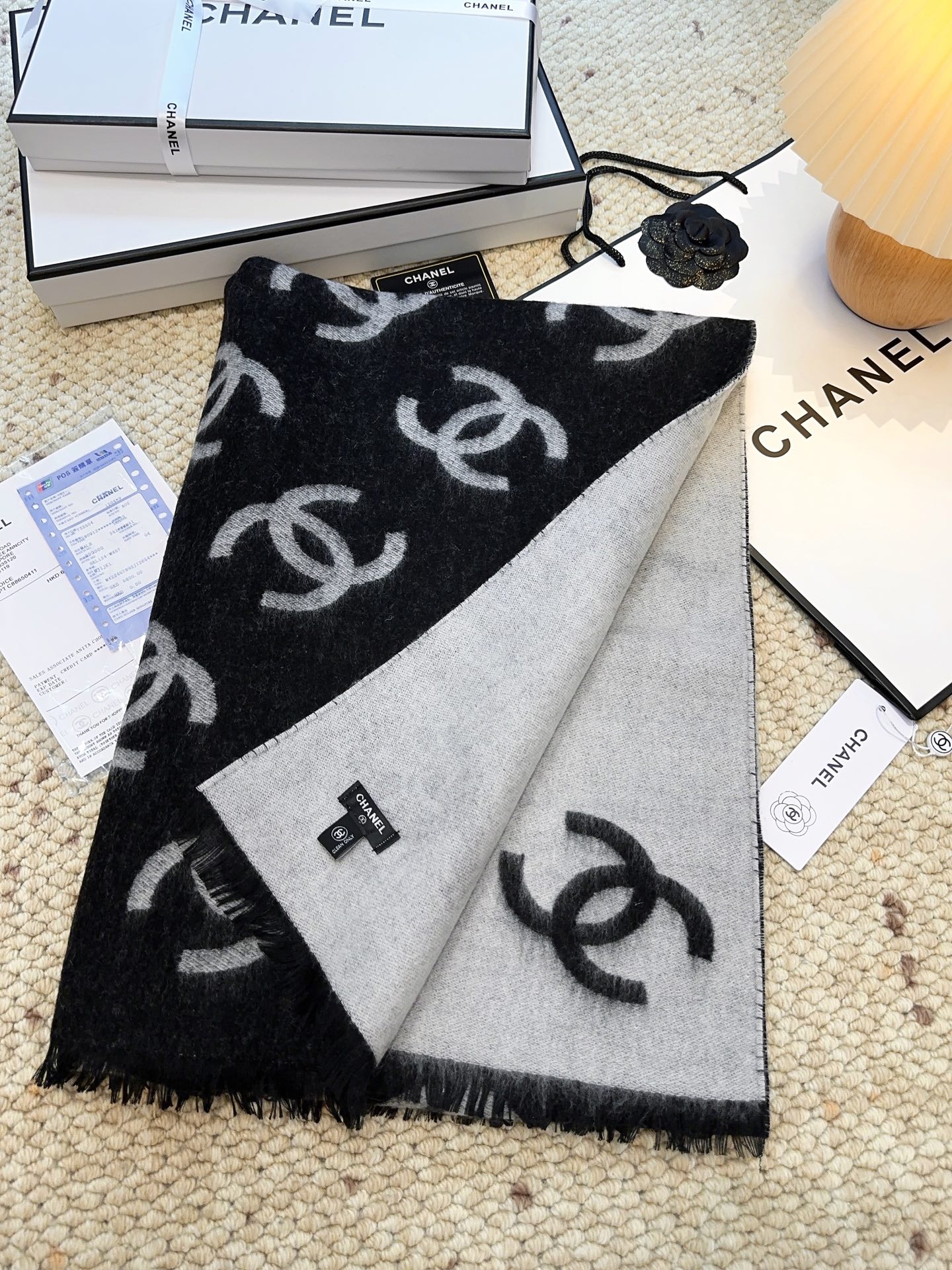 CHANEL（香奈儿）香奶奶25B新款双面羊绒围巾披肩，双面设计，一面奶茶色一面黑色，提花满印经典双C 