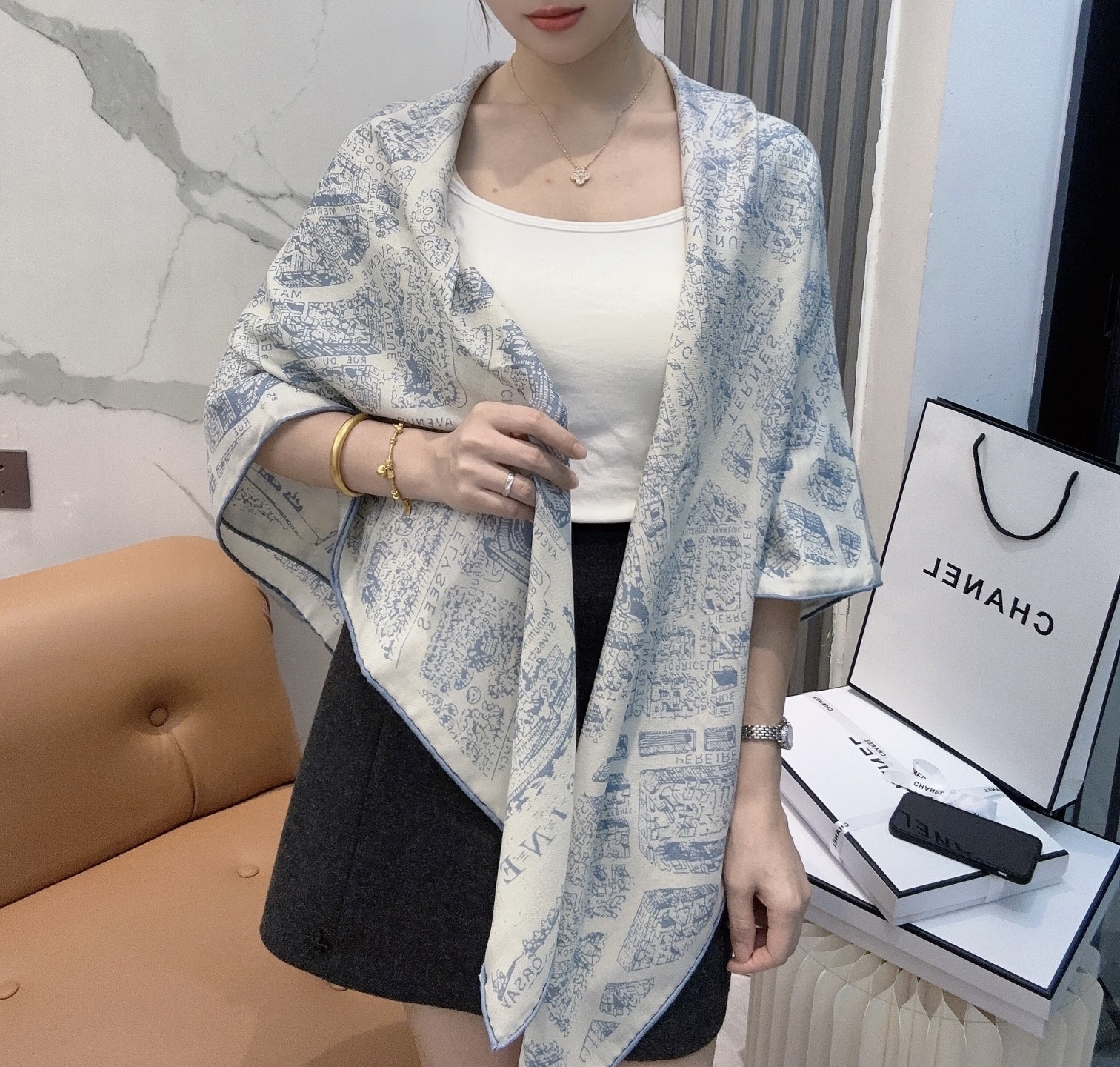 Dior ❤【️巴黎地图】黄金尺寸140×140专柜配色双面丝绒方巾 不爱繁复的姐妹可以选择哦～PLAN