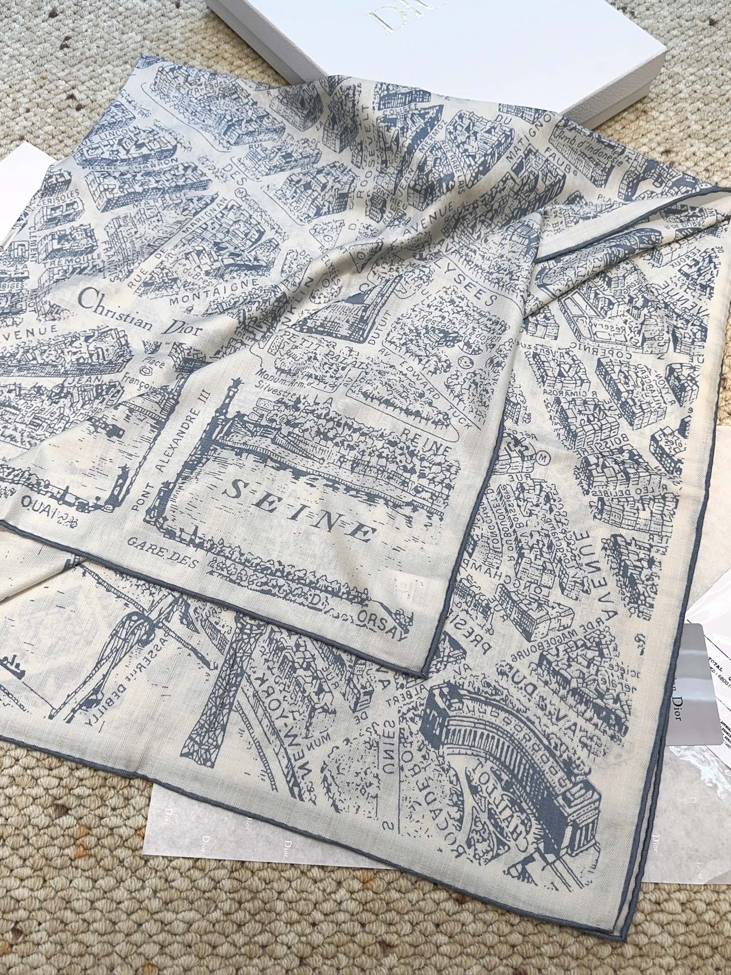 Dior ❤【️巴黎地图】黄金尺寸140×140专柜配色双面丝绒方巾 不爱繁复的姐妹可以选择哦～PLAN