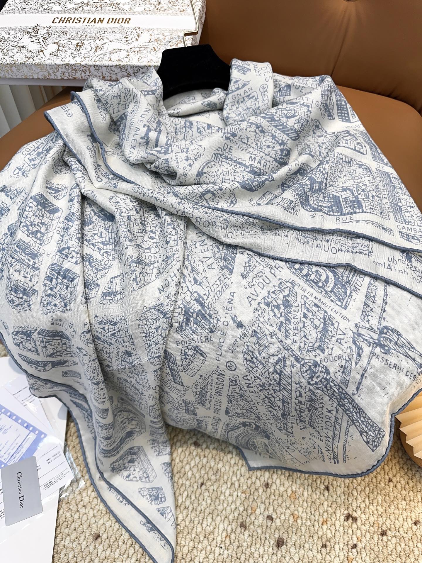 Dior ❤【️巴黎地图】黄金尺寸140×140专柜配色双面丝绒方巾 不爱繁复的姐妹可以选择哦～PLAN