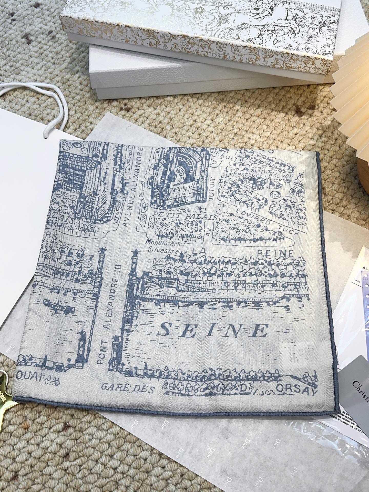 Dior ❤【️巴黎地图】黄金尺寸140×140专柜配色双面丝绒方巾 不爱繁复的姐妹可以选择哦～PLAN