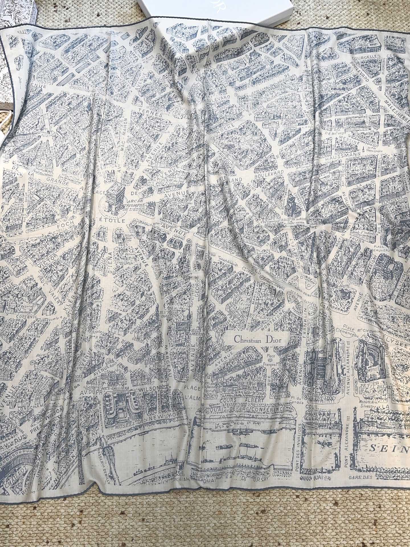 Dior ❤【️巴黎地图】黄金尺寸140×140专柜配色双面丝绒方巾 不爱繁复的姐妹可以选择哦～PLAN