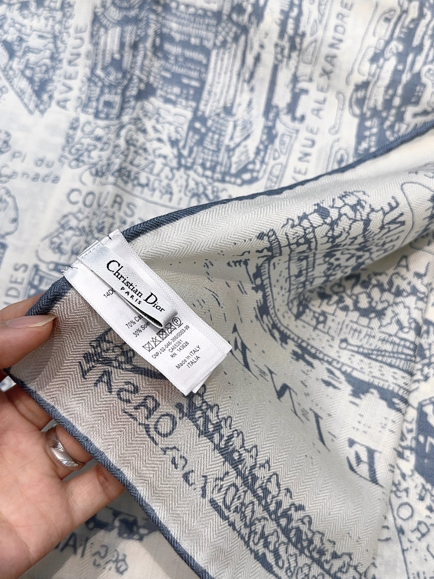 Dior ❤【️巴黎地图】黄金尺寸140×140专柜配色双面丝绒方巾 不爱繁复的姐妹可以选择哦～PLAN