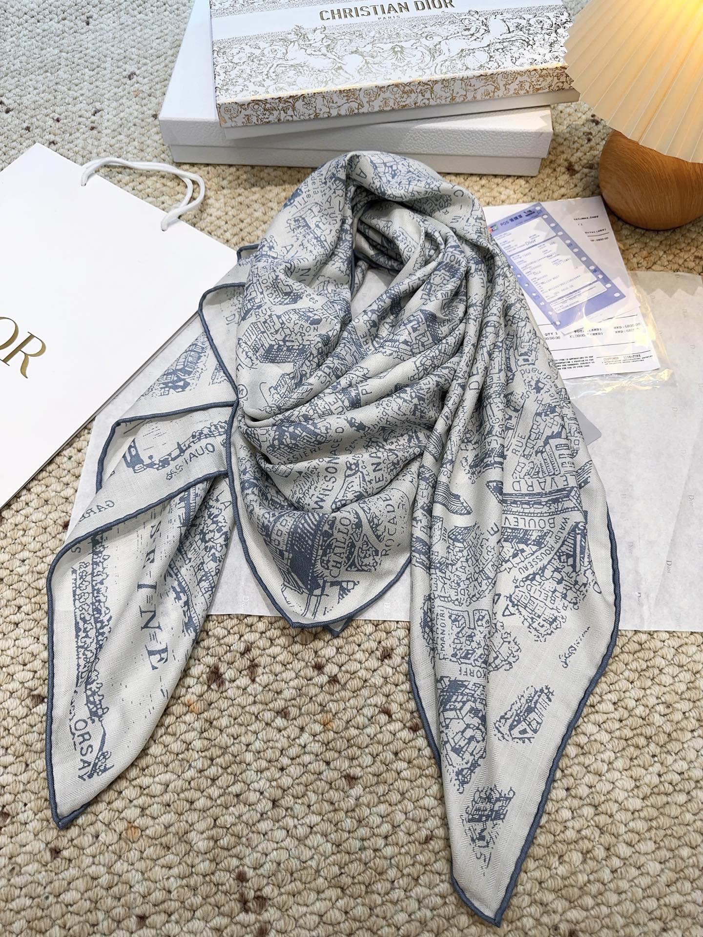 Dior ❤【️巴黎地图】黄金尺寸140×140专柜配色双面丝绒方巾 不爱繁复的姐妹可以选择哦～PLAN