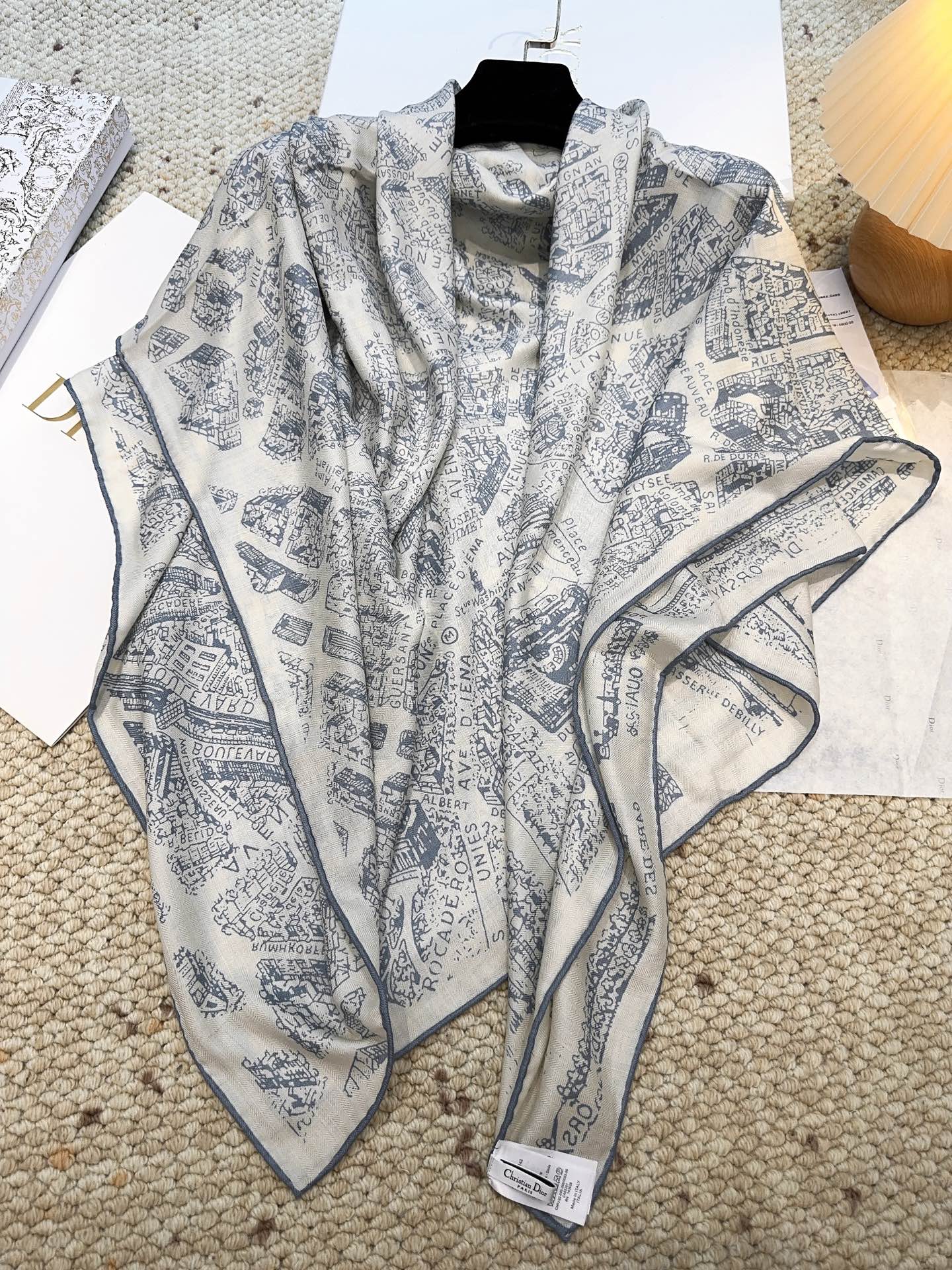 Dior ❤【️巴黎地图】黄金尺寸140×140专柜配色双面丝绒方巾 不爱繁复的姐妹可以选择哦～PLAN