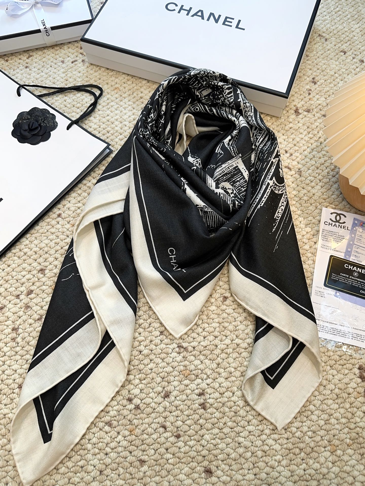 香奈儿上新❤️【Chanel】 经典茶花优雅Coco风，Chanel最新丝绒大方巾~气质到骨子里，香奶奶