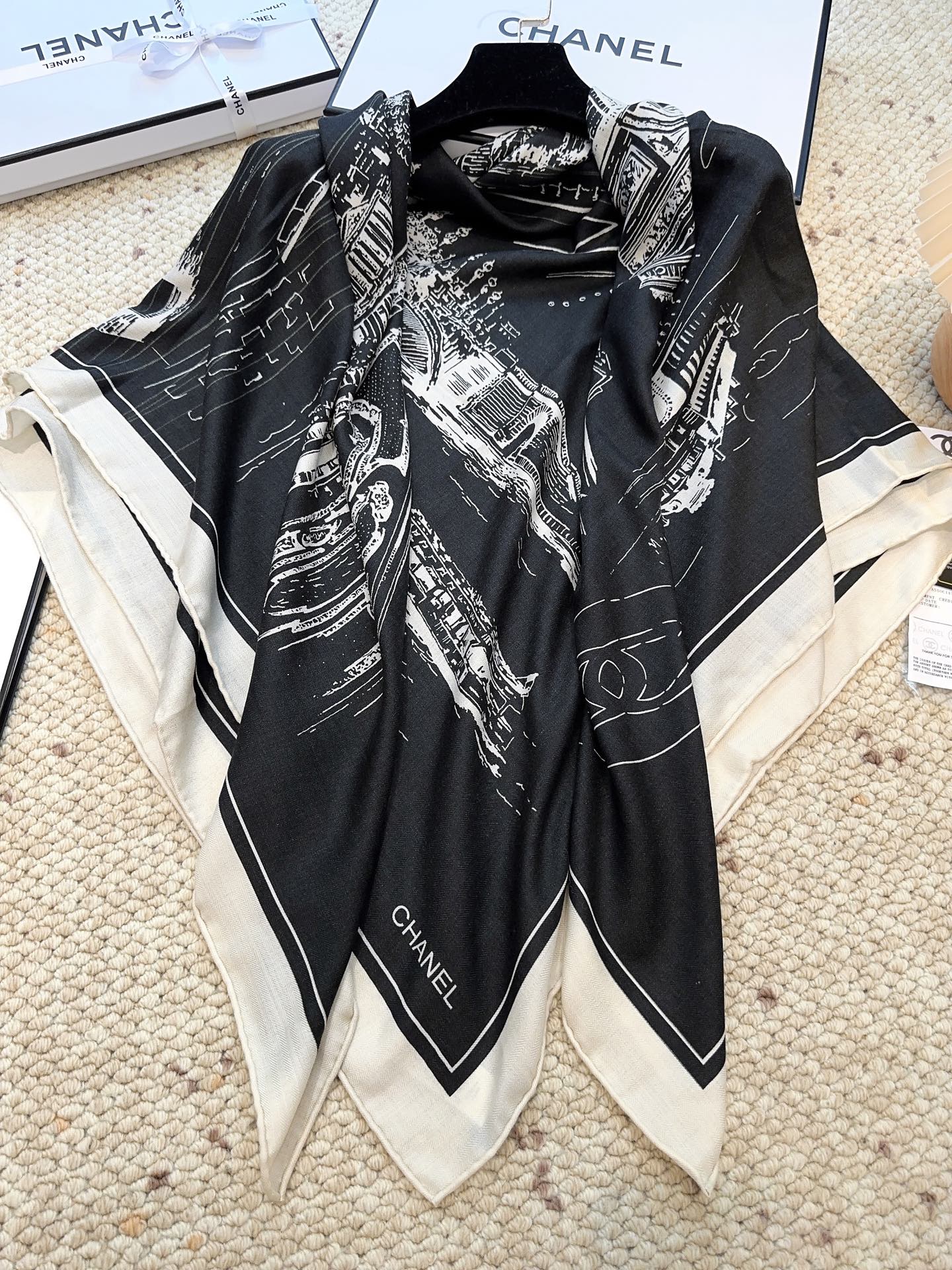 香奈儿上新❤️【Chanel】 经典茶花优雅Coco风，Chanel最新丝绒大方巾~气质到骨子里，香奶奶