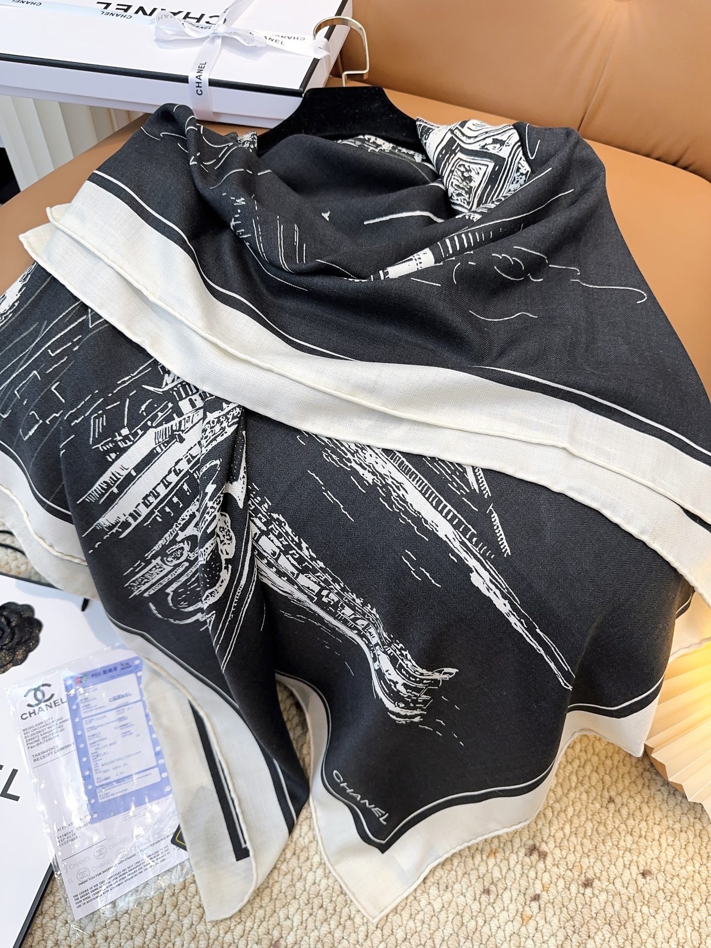 香奈儿上新❤️【Chanel】 经典茶花优雅Coco风，Chanel最新丝绒大方巾~气质到骨子里，香奶奶