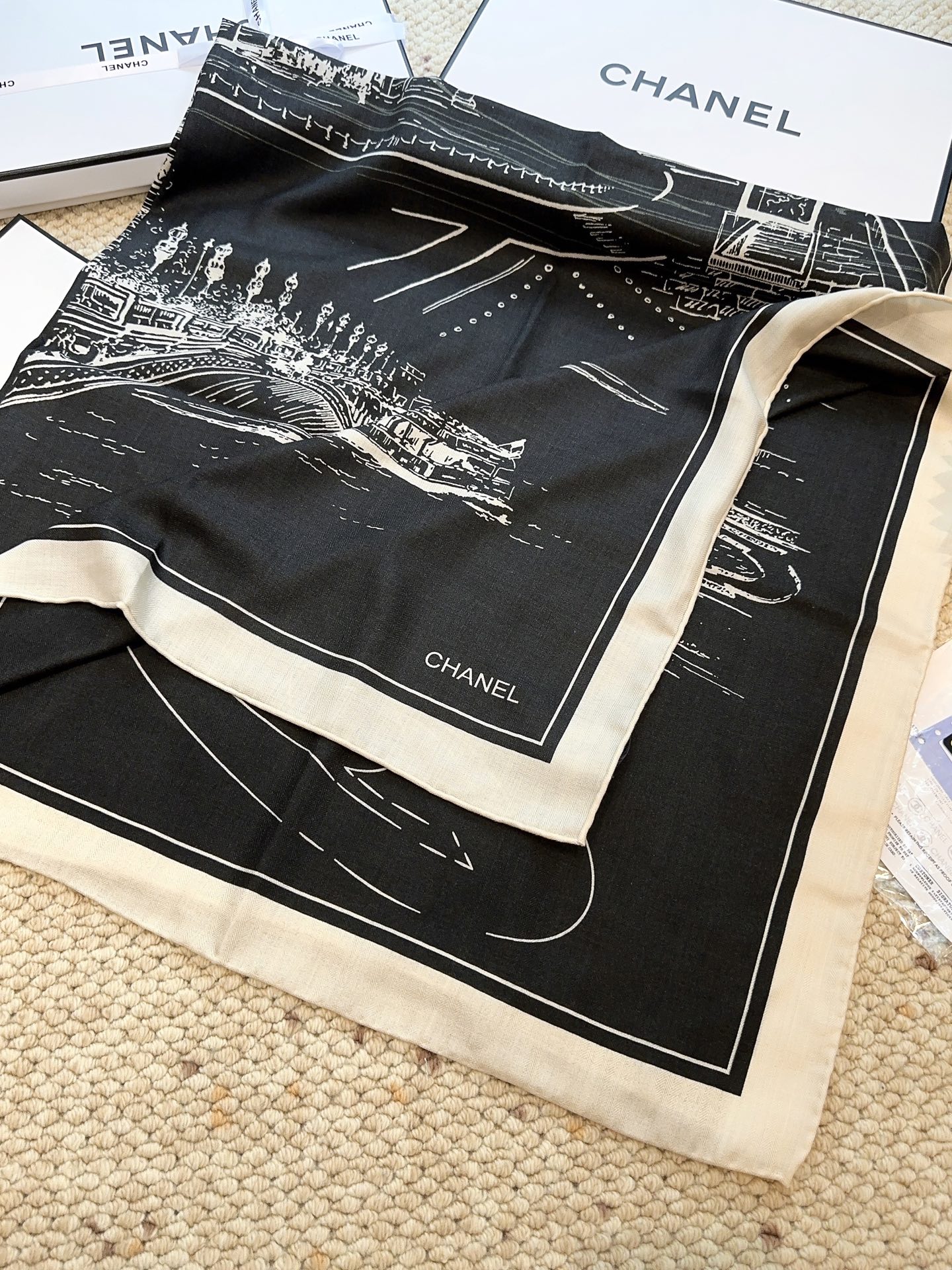 香奈儿上新❤️【Chanel】 经典茶花优雅Coco风，Chanel最新丝绒大方巾~气质到骨子里，香奶奶