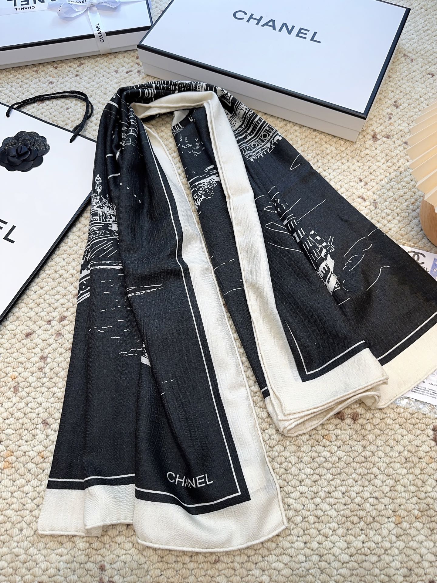 香奈儿上新❤️【Chanel】 经典茶花优雅Coco风，Chanel最新丝绒大方巾~气质到骨子里，香奶奶