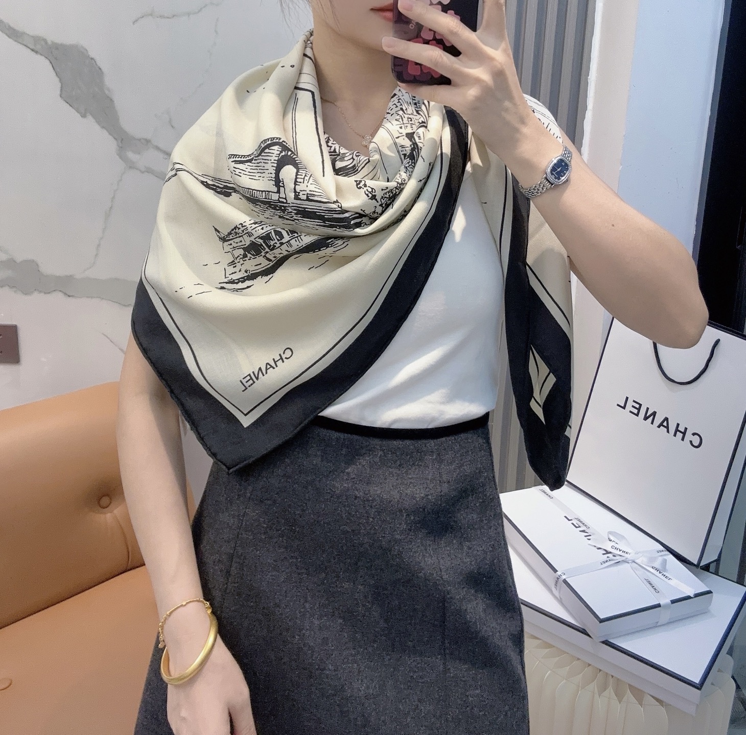 香奈儿上新❤️【Chanel】 经典茶花优雅Coco风，Chanel最新丝绒大方巾~气质到骨子里，香奶奶