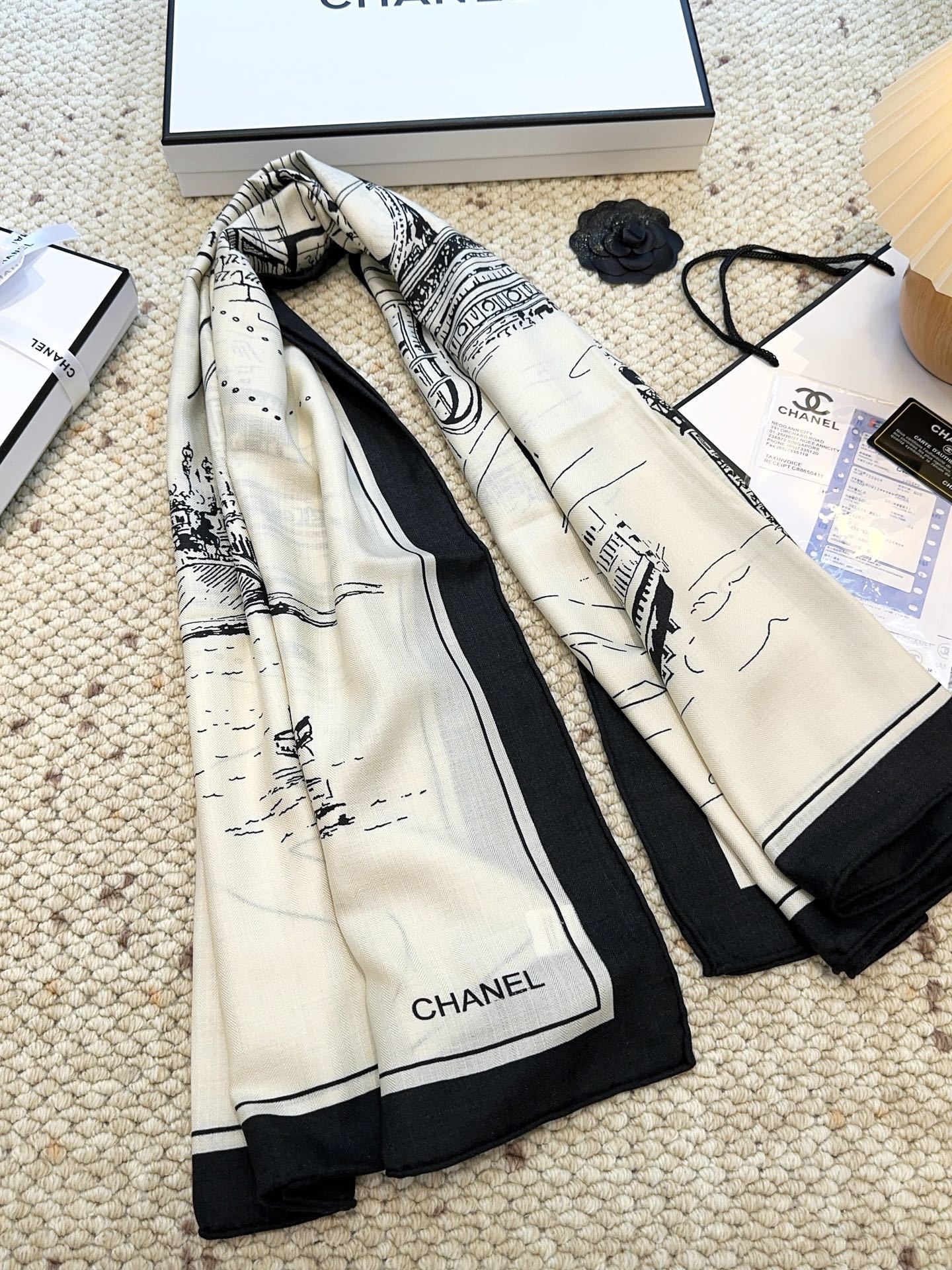 香奈儿上新❤️【Chanel】 经典茶花优雅Coco风,Chanel最新丝绒大方巾~气质到骨子里,香奶奶