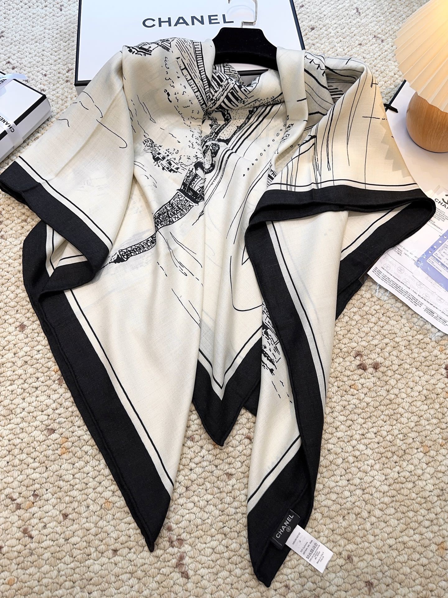 香奈儿上新❤️【Chanel】 经典茶花优雅Coco风,Chanel最新丝绒大方巾~气质到骨子里,香奶奶
