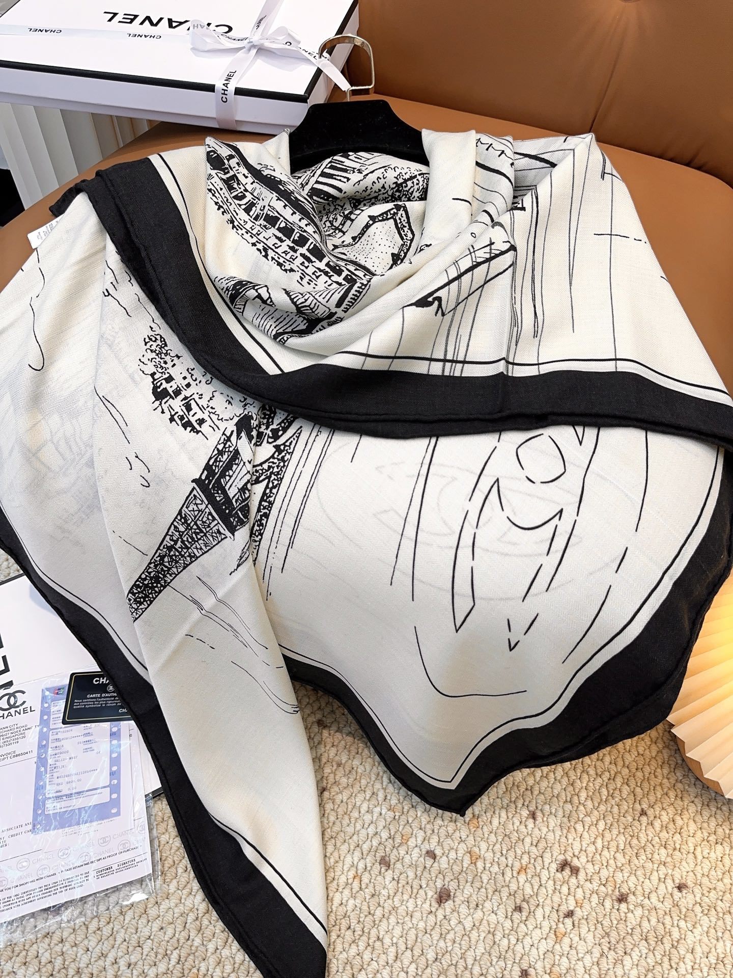 香奈儿上新❤️【Chanel】 经典茶花优雅Coco风,Chanel最新丝绒大方巾~气质到骨子里,香奶奶