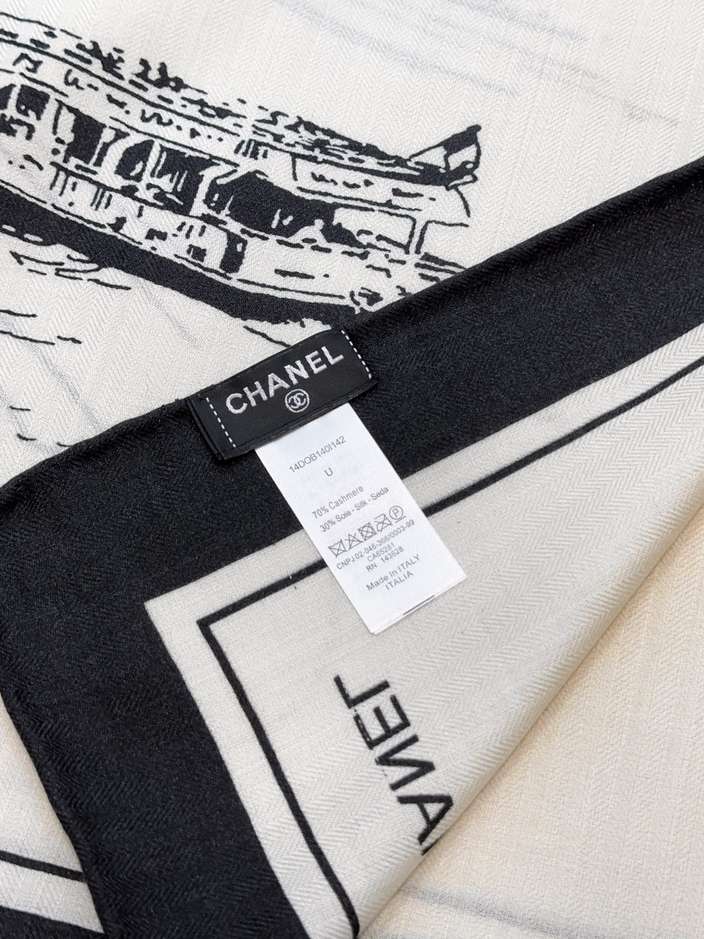 香奈儿上新❤️【Chanel】 经典茶花优雅Coco风,Chanel最新丝绒大方巾~气质到骨子里,香奶奶