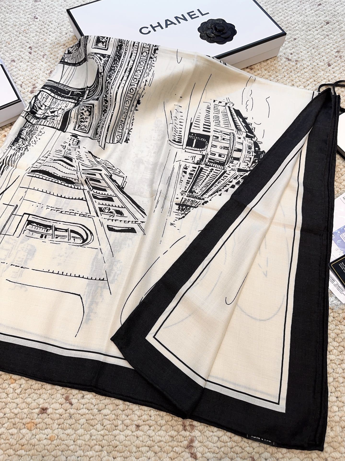 香奈儿上新❤️【Chanel】 经典茶花优雅Coco风,Chanel最新丝绒大方巾~气质到骨子里,香奶奶