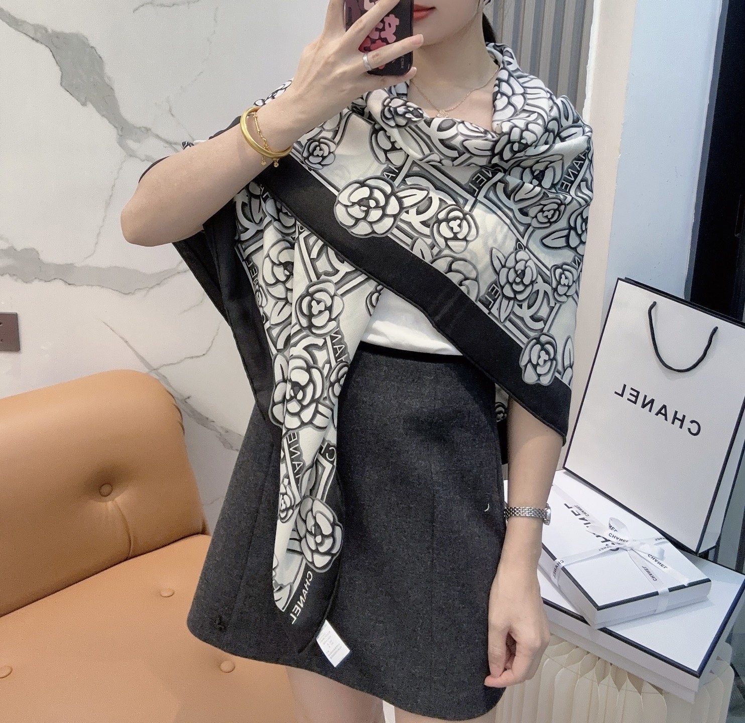 香奈儿上新❤️【Chanel】 经典茶花优雅Coco风，Chanel最新丝绒大方巾~气质到骨子里，香奶奶