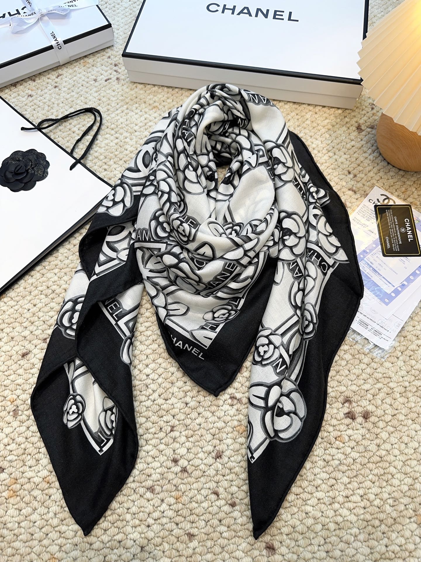 香奈儿上新❤️【Chanel】 经典茶花优雅Coco风，Chanel最新丝绒大方巾~气质到骨子里，香奶奶