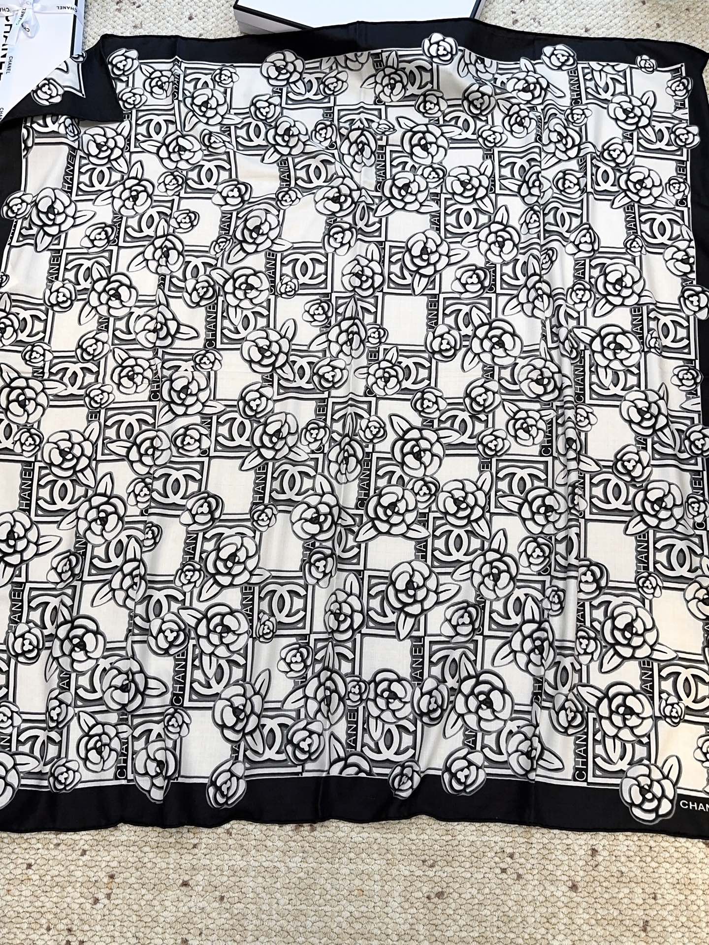 香奈儿上新❤️【Chanel】 经典茶花优雅Coco风，Chanel最新丝绒大方巾~气质到骨子里，香奶奶