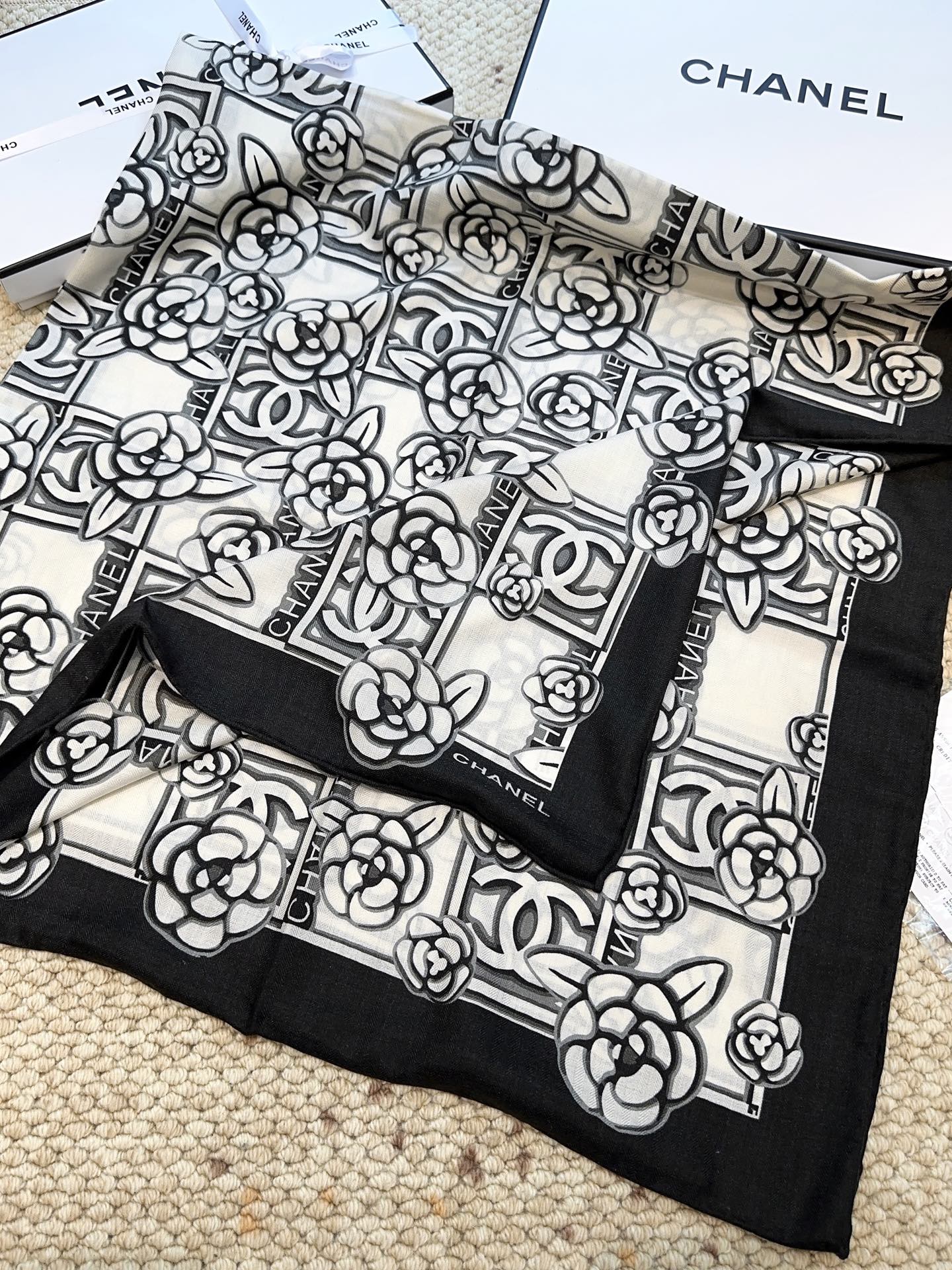 香奈儿上新❤️【Chanel】 经典茶花优雅Coco风，Chanel最新丝绒大方巾~气质到骨子里，香奶奶