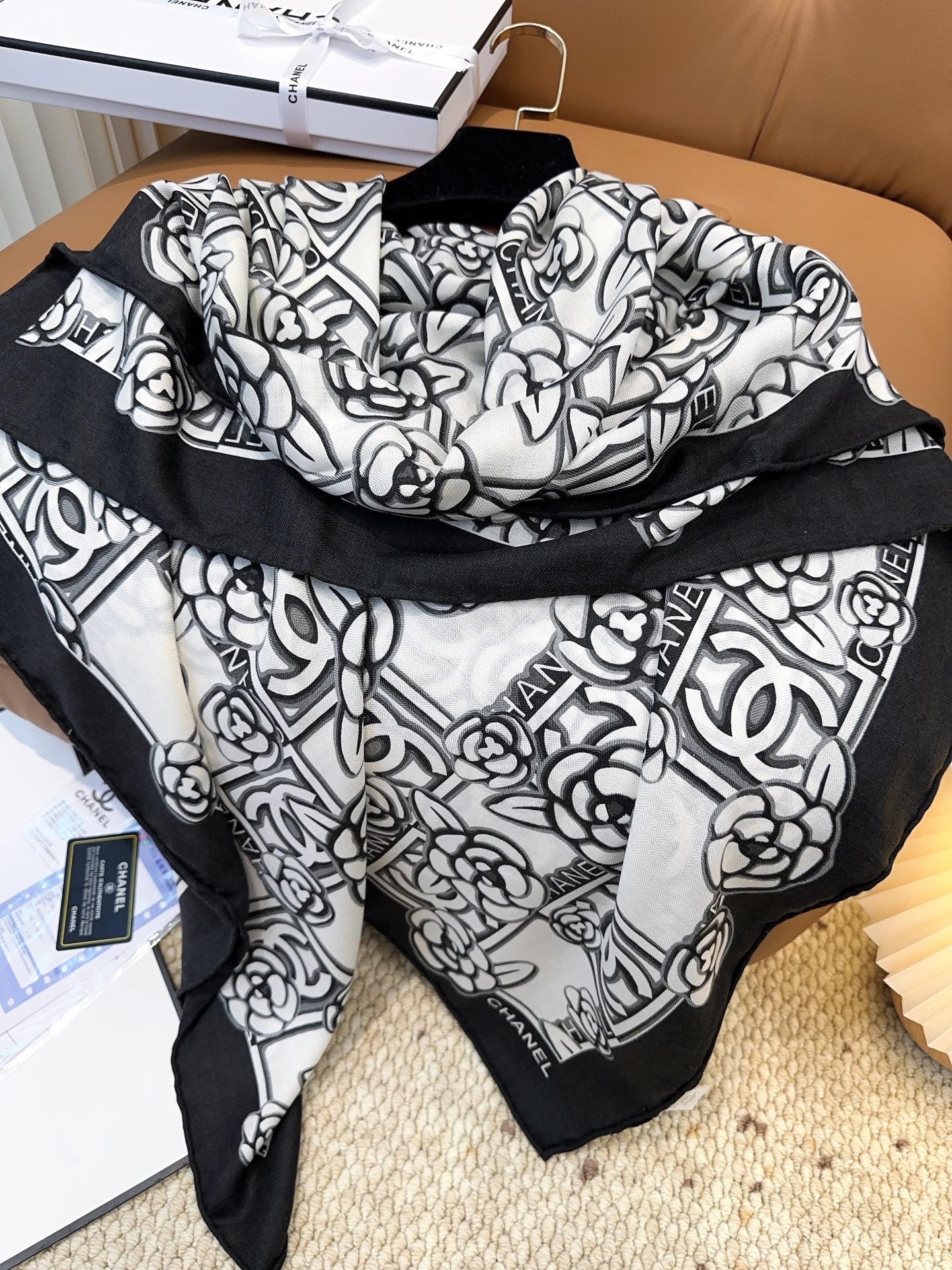 香奈儿上新❤️【Chanel】 经典茶花优雅Coco风，Chanel最新丝绒大方巾~气质到骨子里，香奶奶