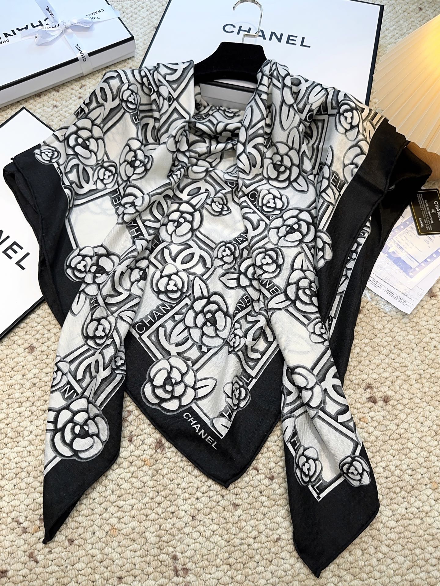 香奈儿上新❤️【Chanel】 经典茶花优雅Coco风，Chanel最新丝绒大方巾~气质到骨子里，香奶奶