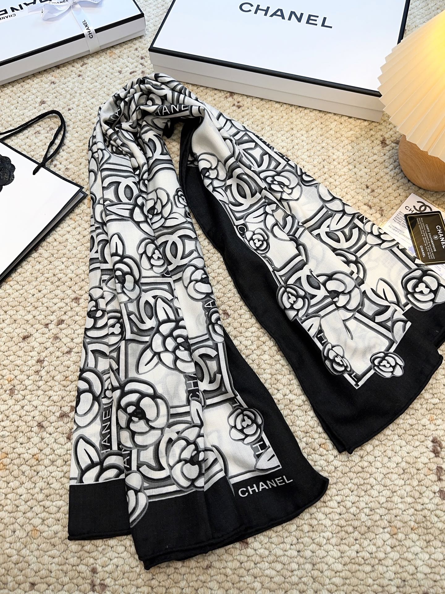 香奈儿上新❤️【Chanel】 经典茶花优雅Coco风，Chanel最新丝绒大方巾~气质到骨子里，香奶奶